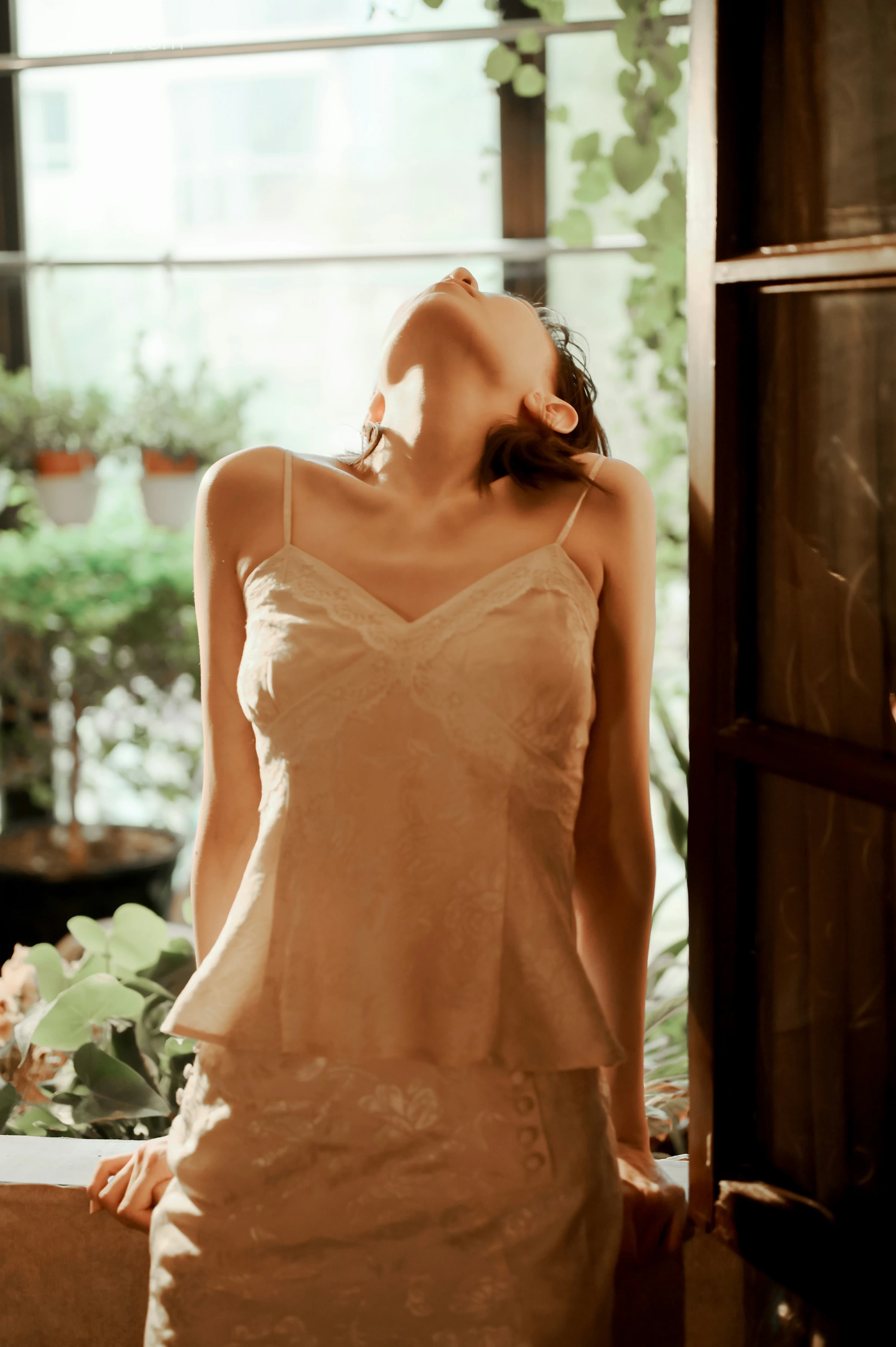 [YALAYI雅拉伊]NO.699 《长相思》 妍妍 白色吊带连衣裙居家私房写真集第10张