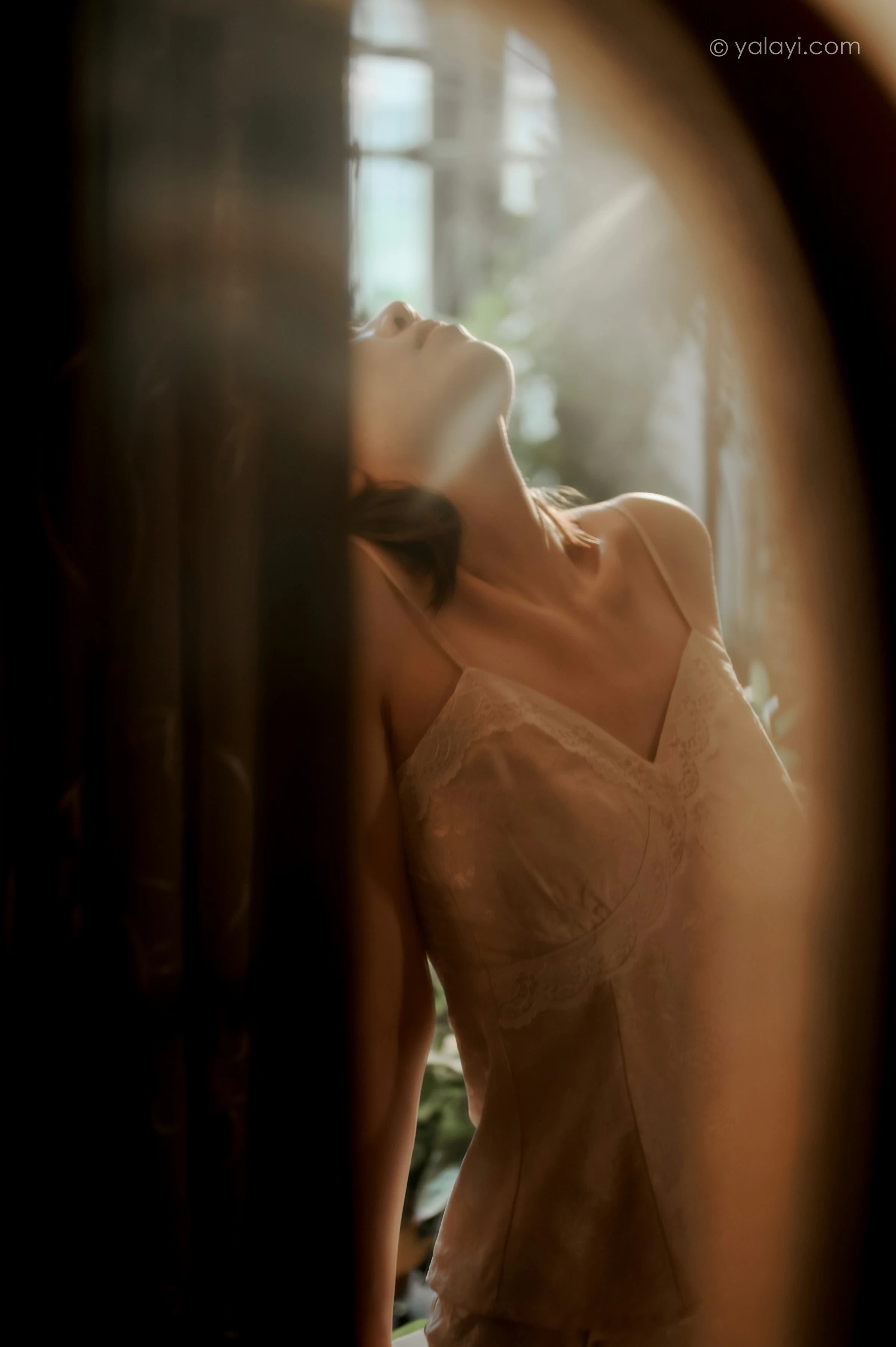 [YALAYI雅拉伊]NO.699 《长相思》 妍妍 白色吊带连衣裙居家私房写真集第10张