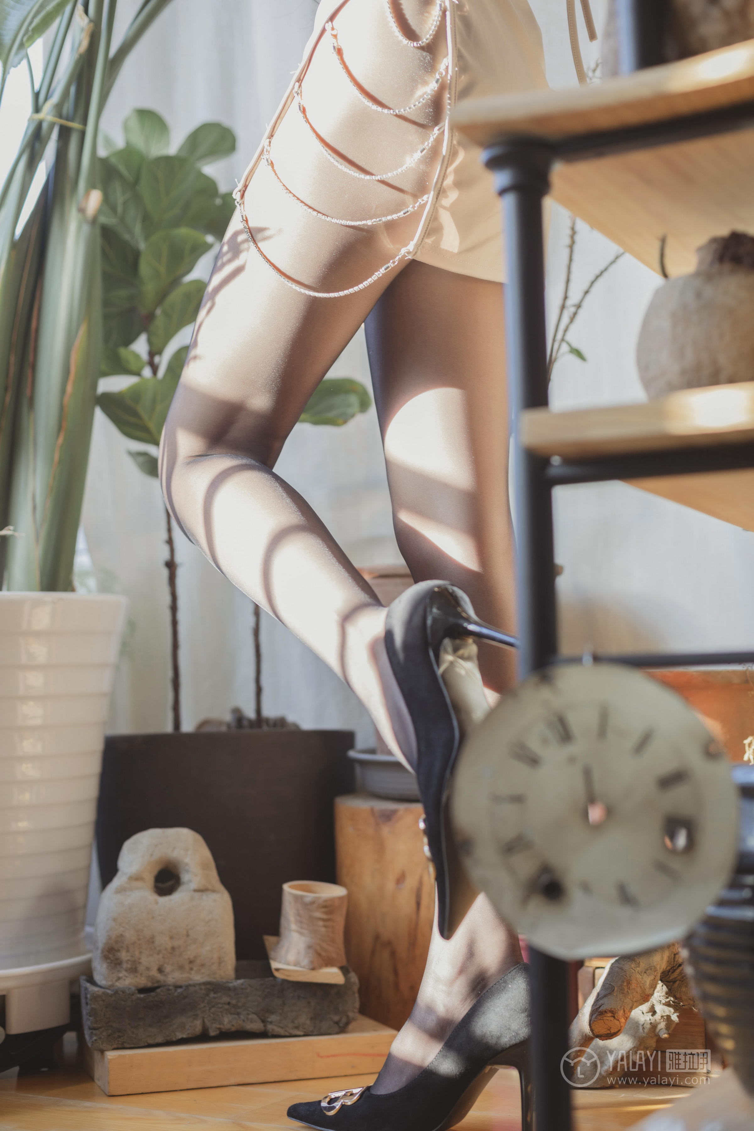 [YALAYI雅拉伊]2022.08.01 香蜜 凉儿 米色吊带祼背小礼裙加黑丝美腿性感私房写真集第9张
