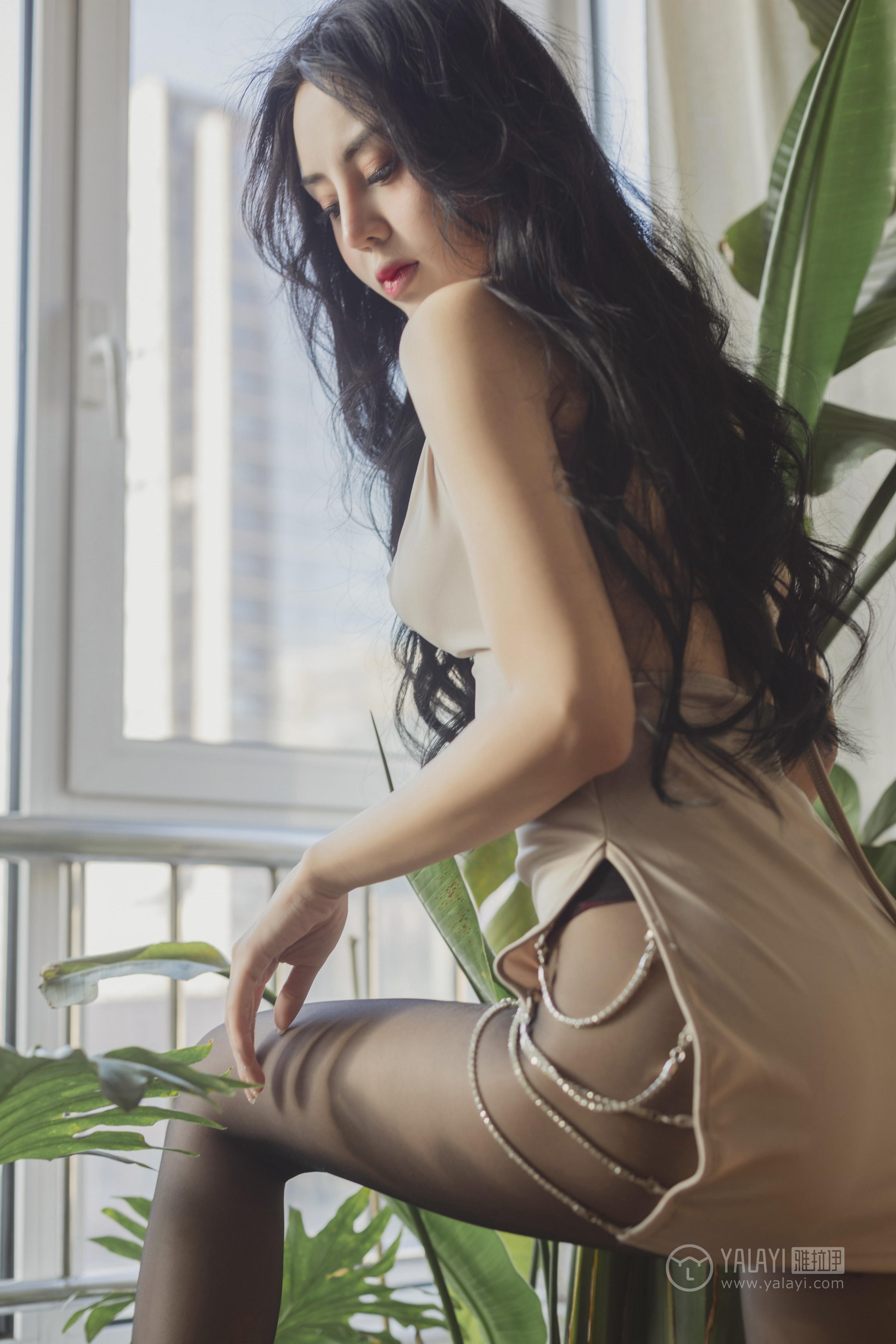 [YALAYI雅拉伊]2022.08.01 香蜜 凉儿 米色吊带祼背小礼裙加黑丝美腿性感私房写真集第10张