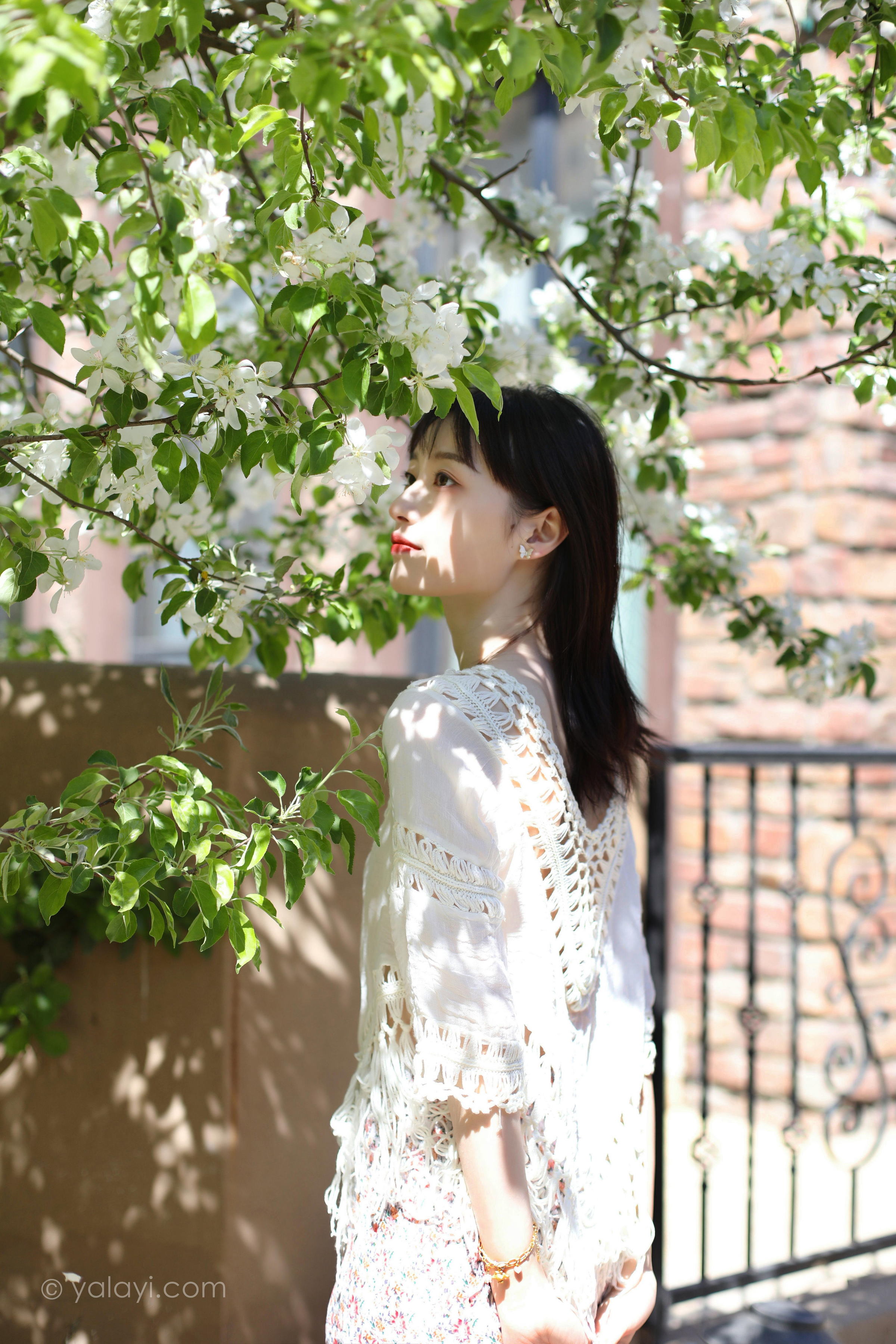 [YALAYI雅拉伊]2022.09.22 光晕 京京 白色镂空连衣裙加粉色长裙清纯写真集第5张