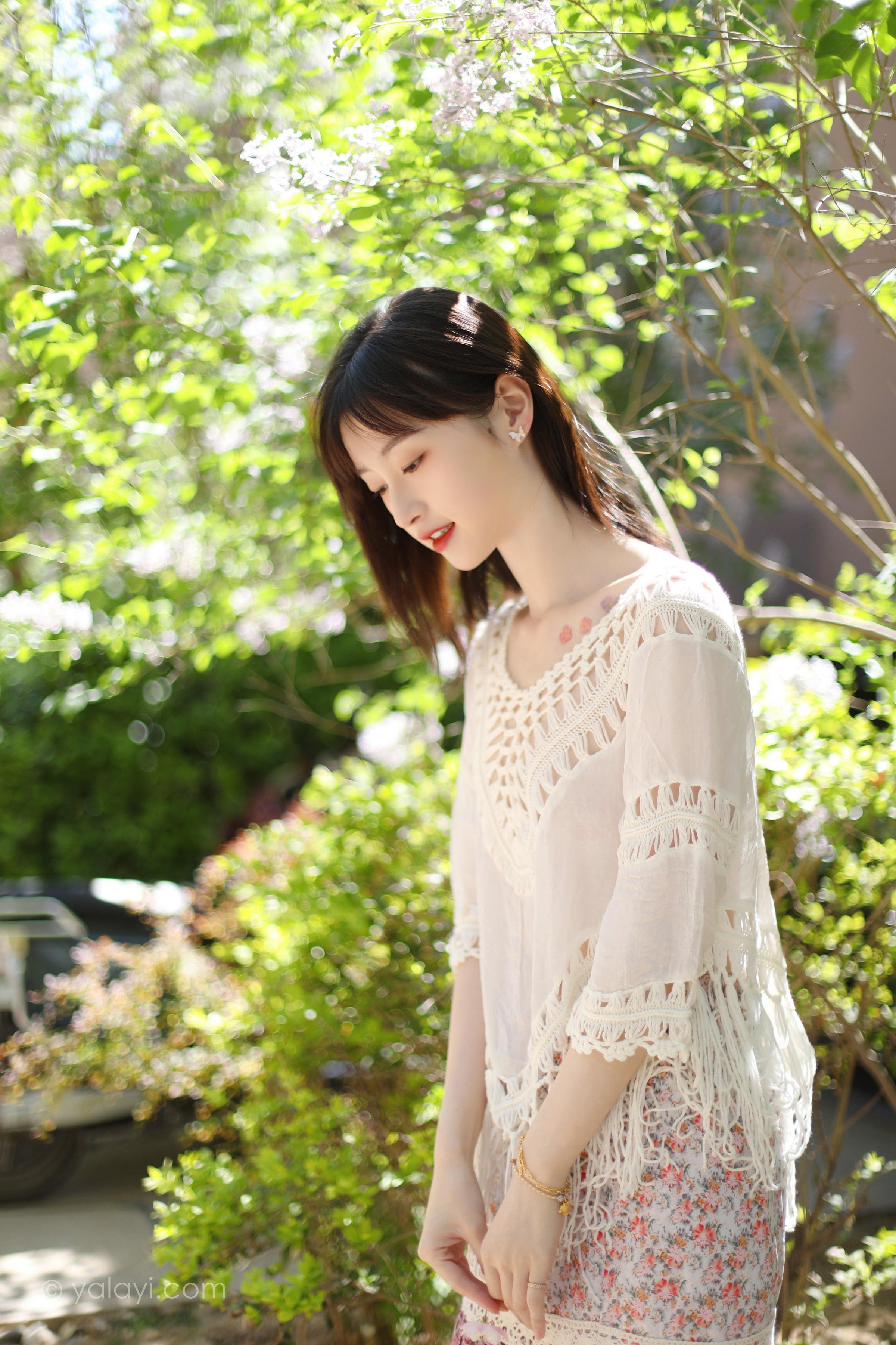 [YALAYI雅拉伊]2022.09.22 光晕 京京 白色镂空连衣裙加粉色长裙清纯写真集第2张
