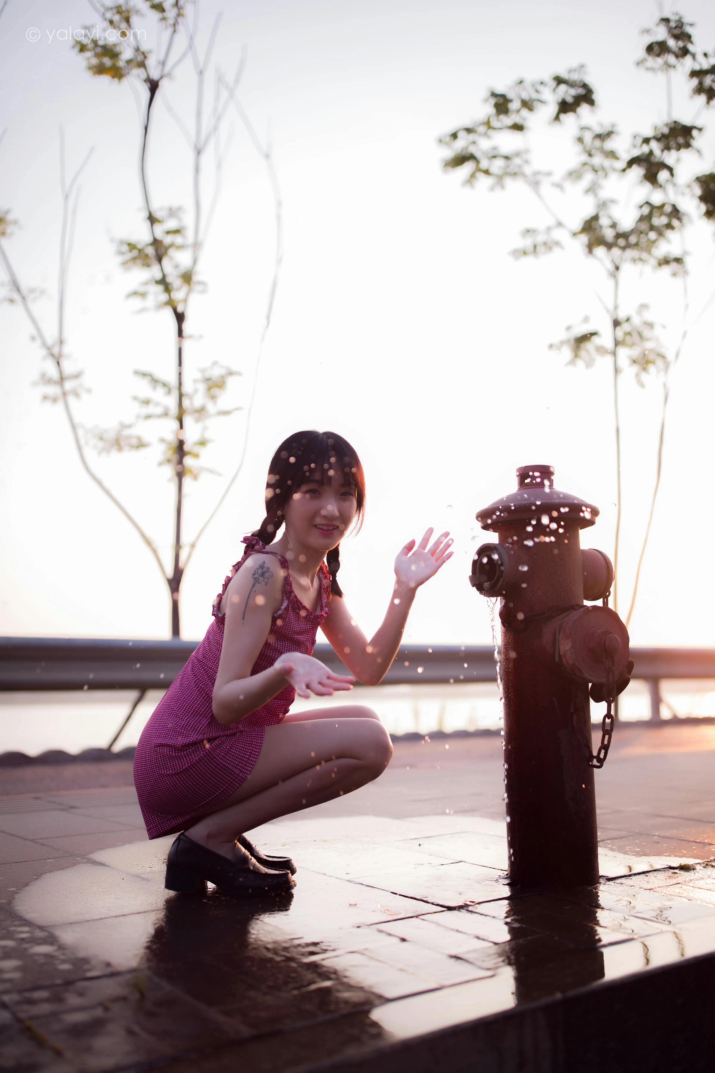 [YALAYI雅拉伊]NO.700 《杨柳岸》 周周 红色吊带连衣裙写真第2张