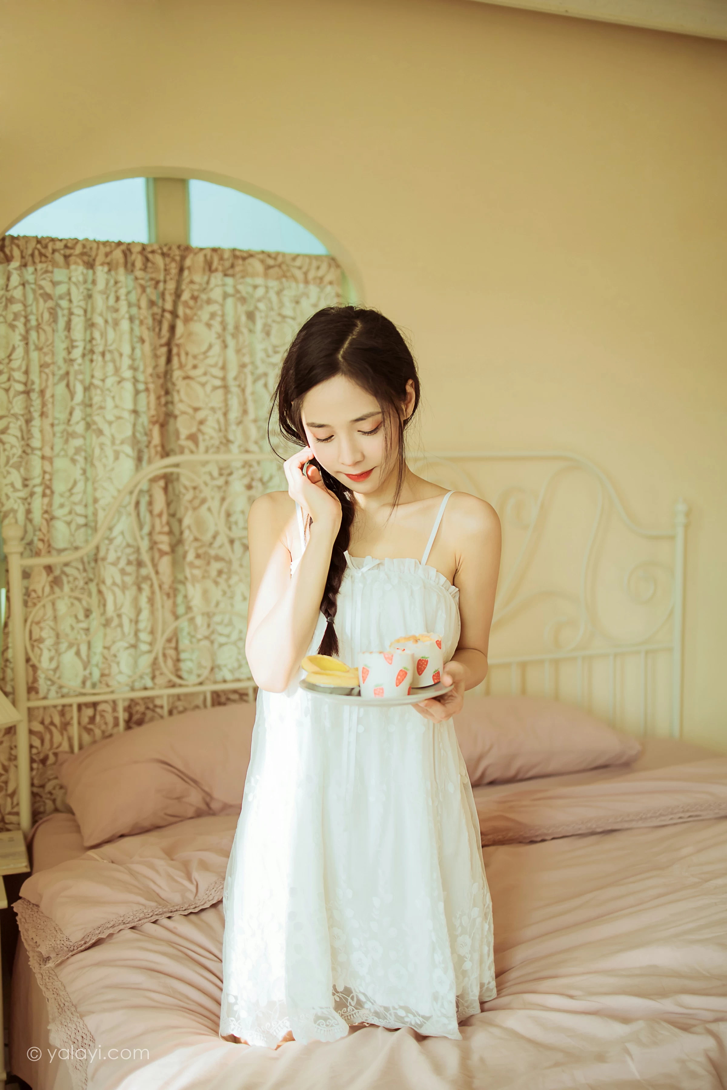 [YALAYI雅拉伊]2022.01.21 有一点生气 诗咏 白色吊带连衣裙性感写真集第11张