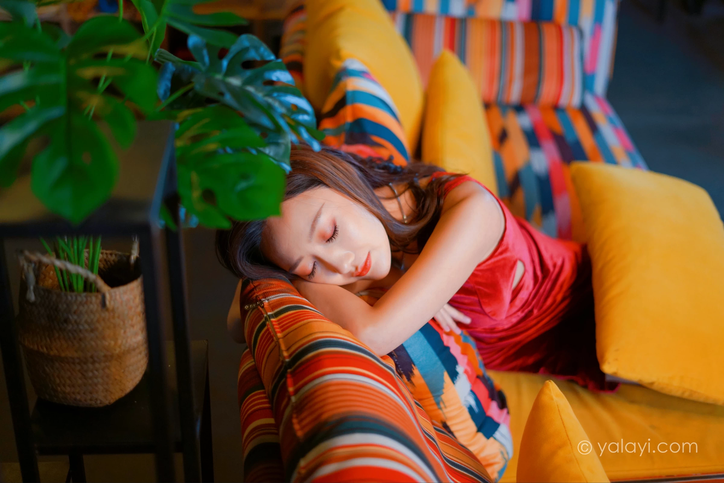 [YALAYI雅拉伊]2021.12.16 美人一笑也倾城 蕊思 红色连身礼服裙性感休闲写真集第3张