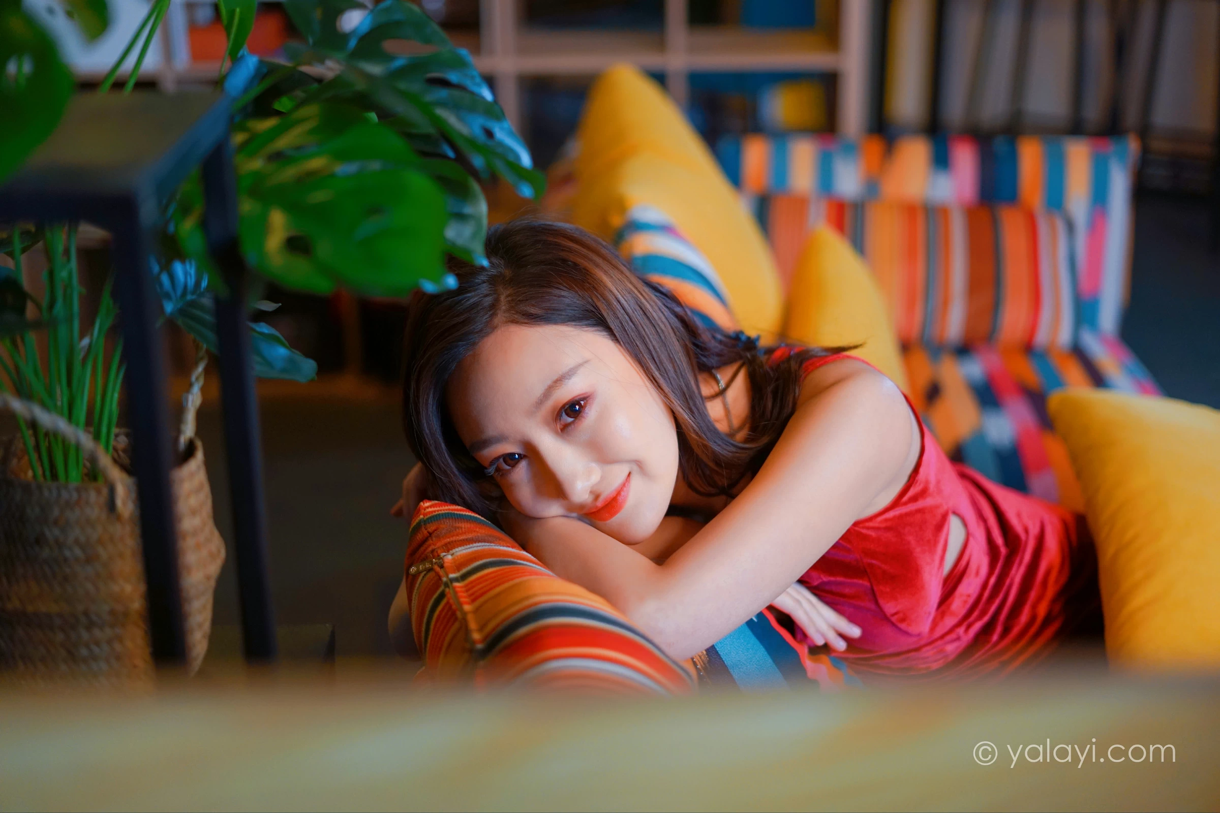 [YALAYI雅拉伊]2021.12.16 美人一笑也倾城 蕊思 红色连身礼服裙性感休闲写真集第4张