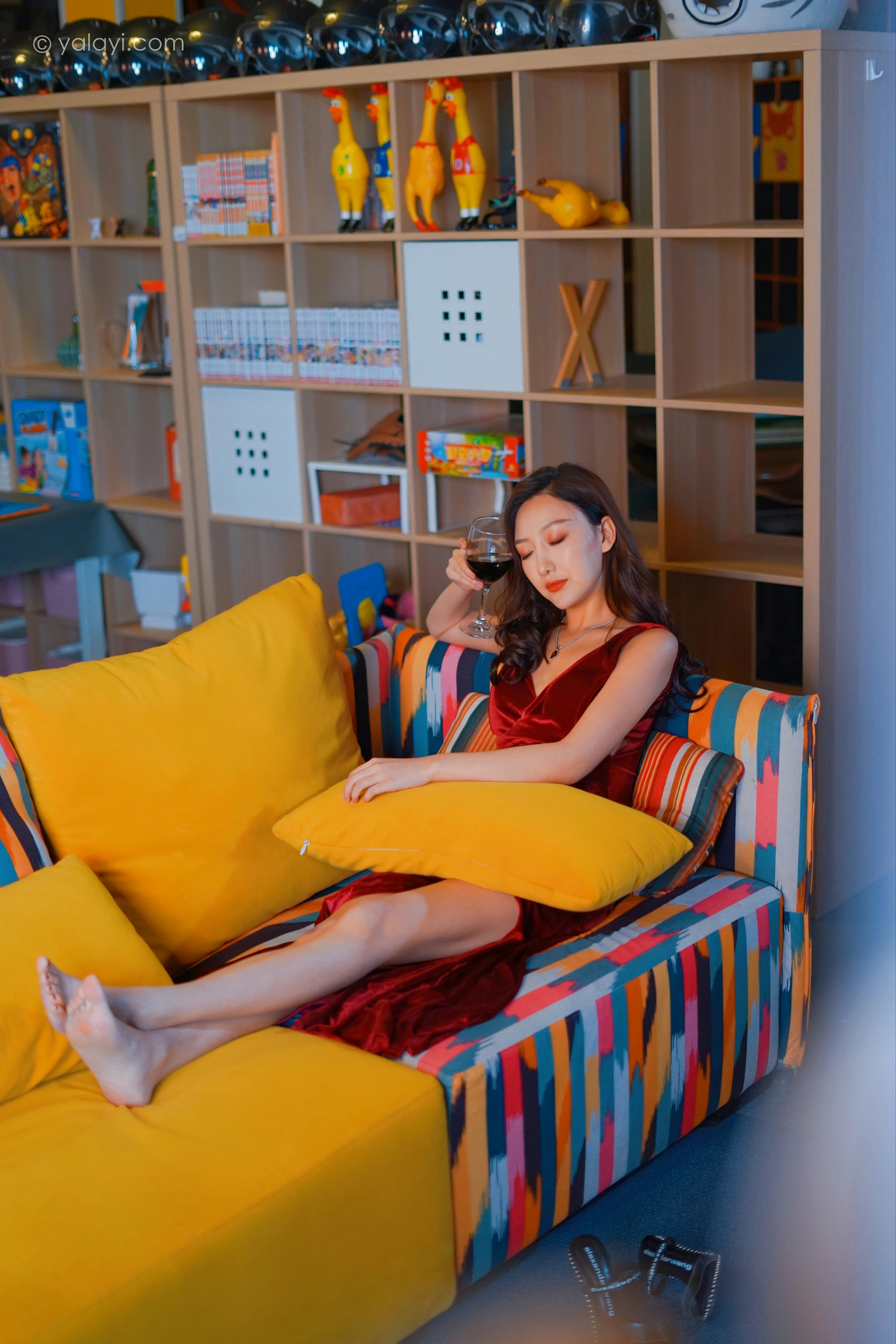 [YALAYI雅拉伊]2021.12.16 美人一笑也倾城 蕊思 红色连身礼服裙性感休闲写真集第11张