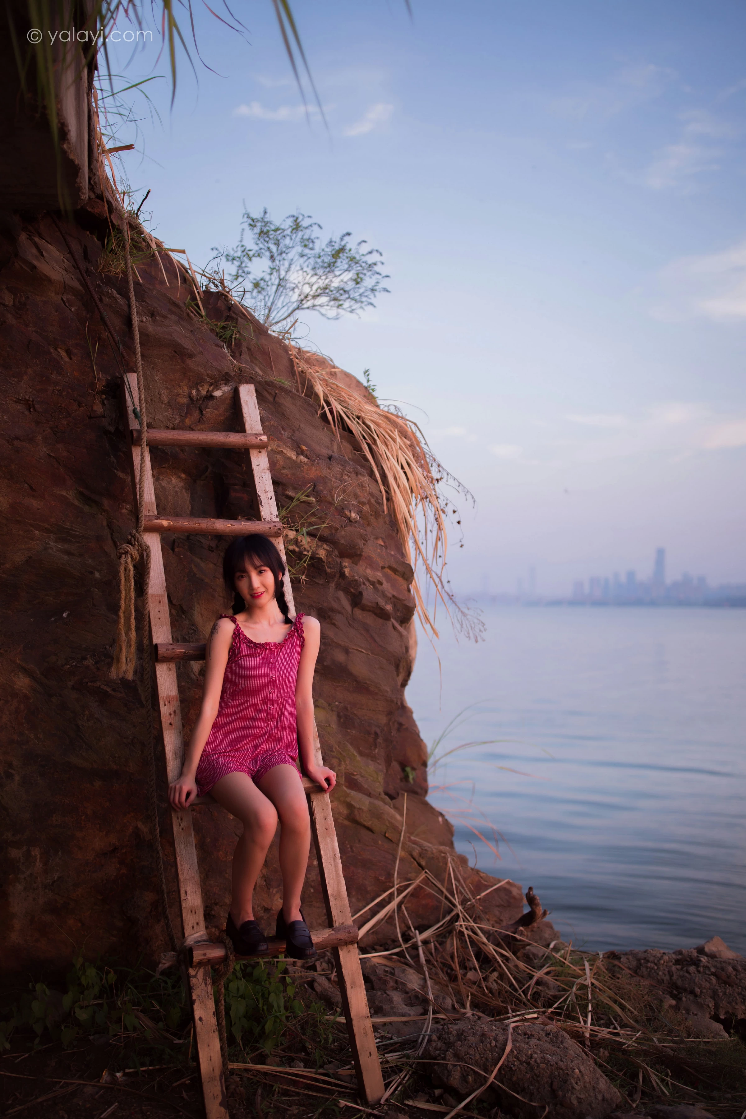 [YALAYI雅拉伊]NO.700 《杨柳岸》 周周 红色吊带连衣裙写真第9张