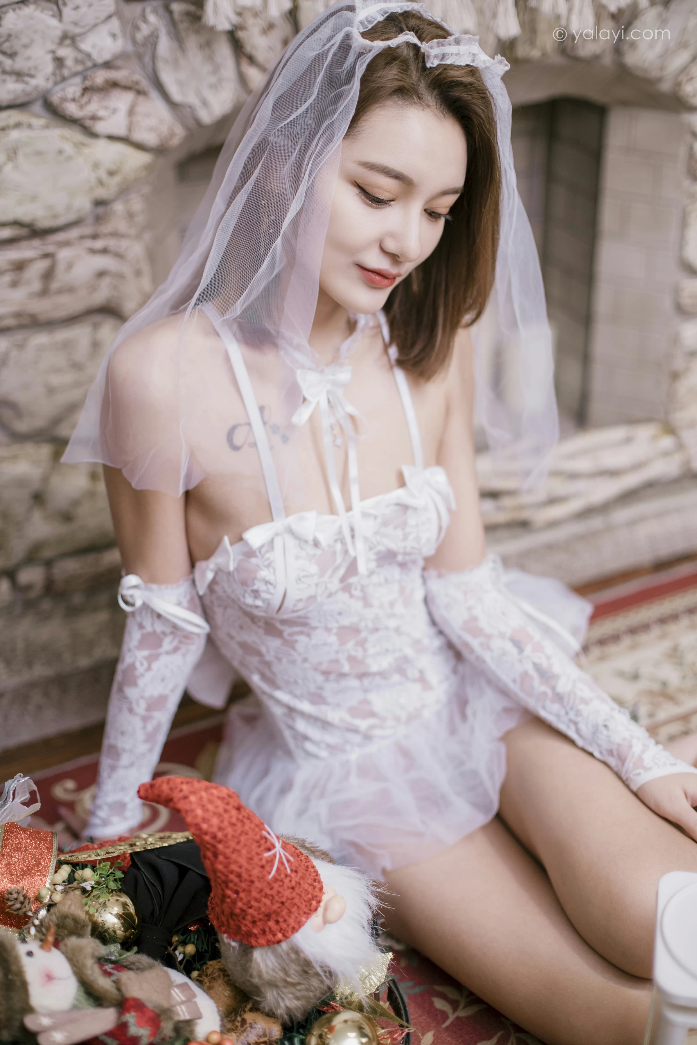 [YALAYI雅拉伊]NO.741 《一起圣诞》 梓杨 白色透视情趣婚纱与红色塑身内衣性感私房写真集第2张
