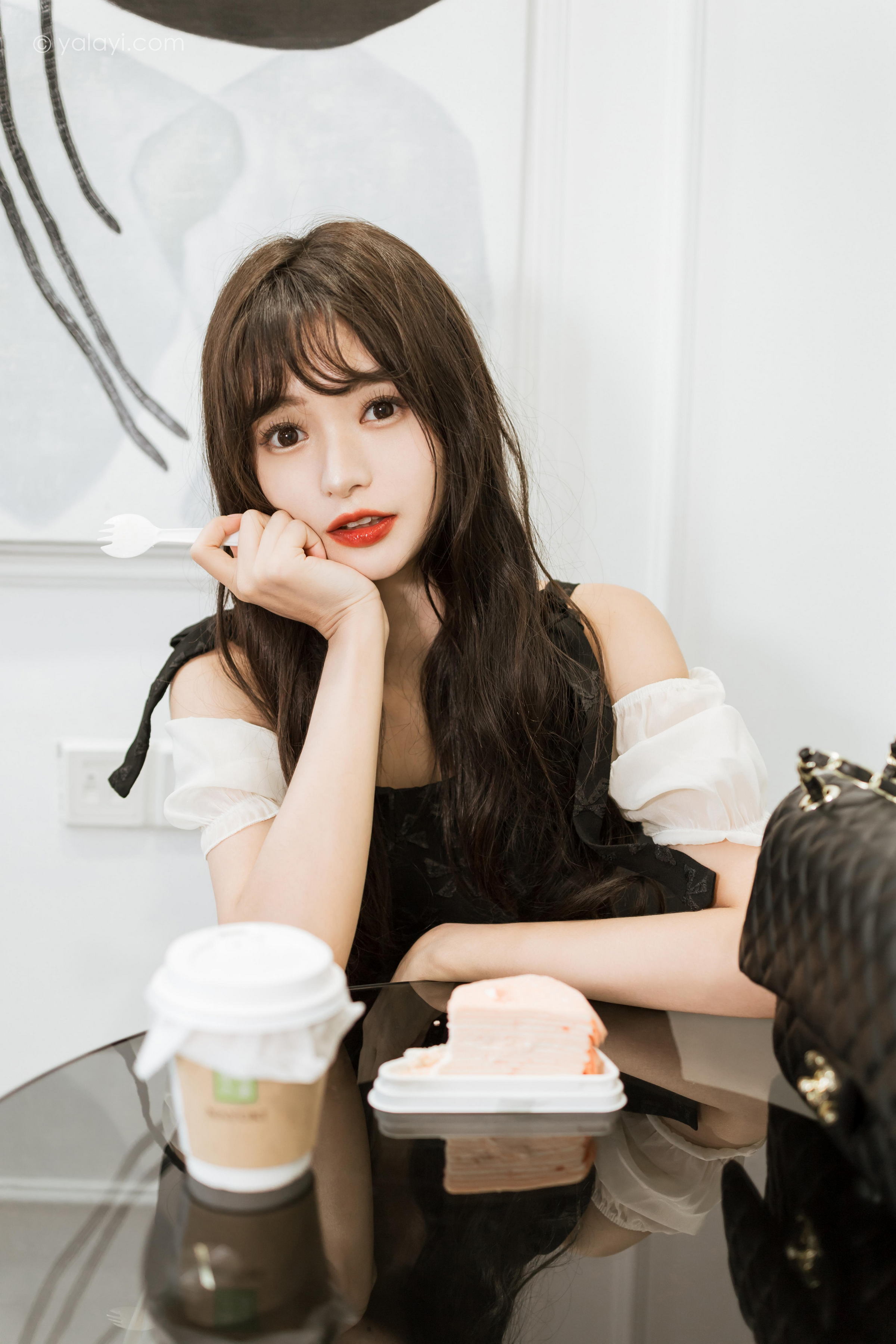 [YALAYI雅拉伊]2022.09.26 沦陷 小亭 黑色吊带连衣裙加白色丝袜美腿清纯写真集第1张