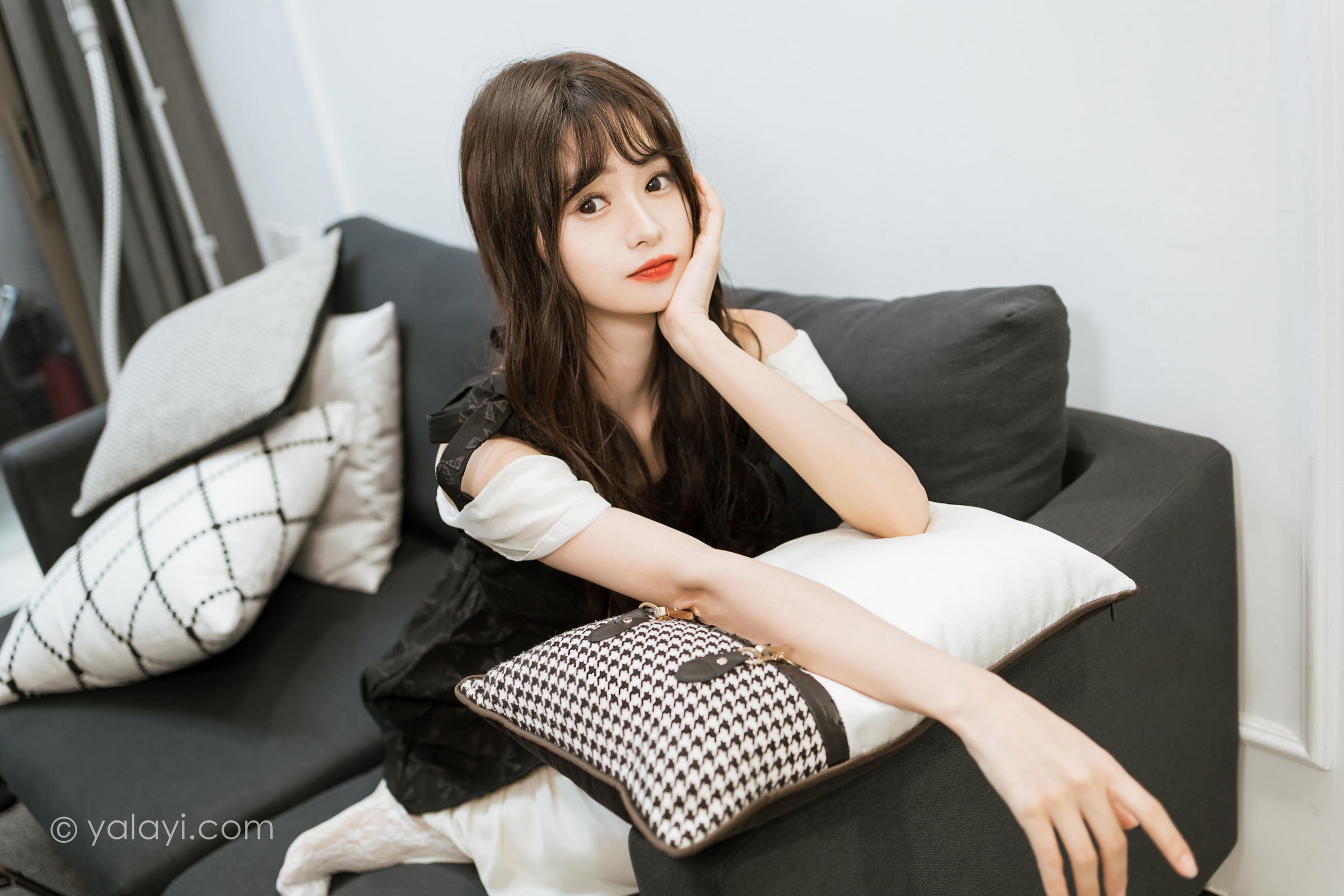 [YALAYI雅拉伊]2022.09.26 沦陷 小亭 黑色吊带连衣裙加白色丝袜美腿清纯写真集第10张