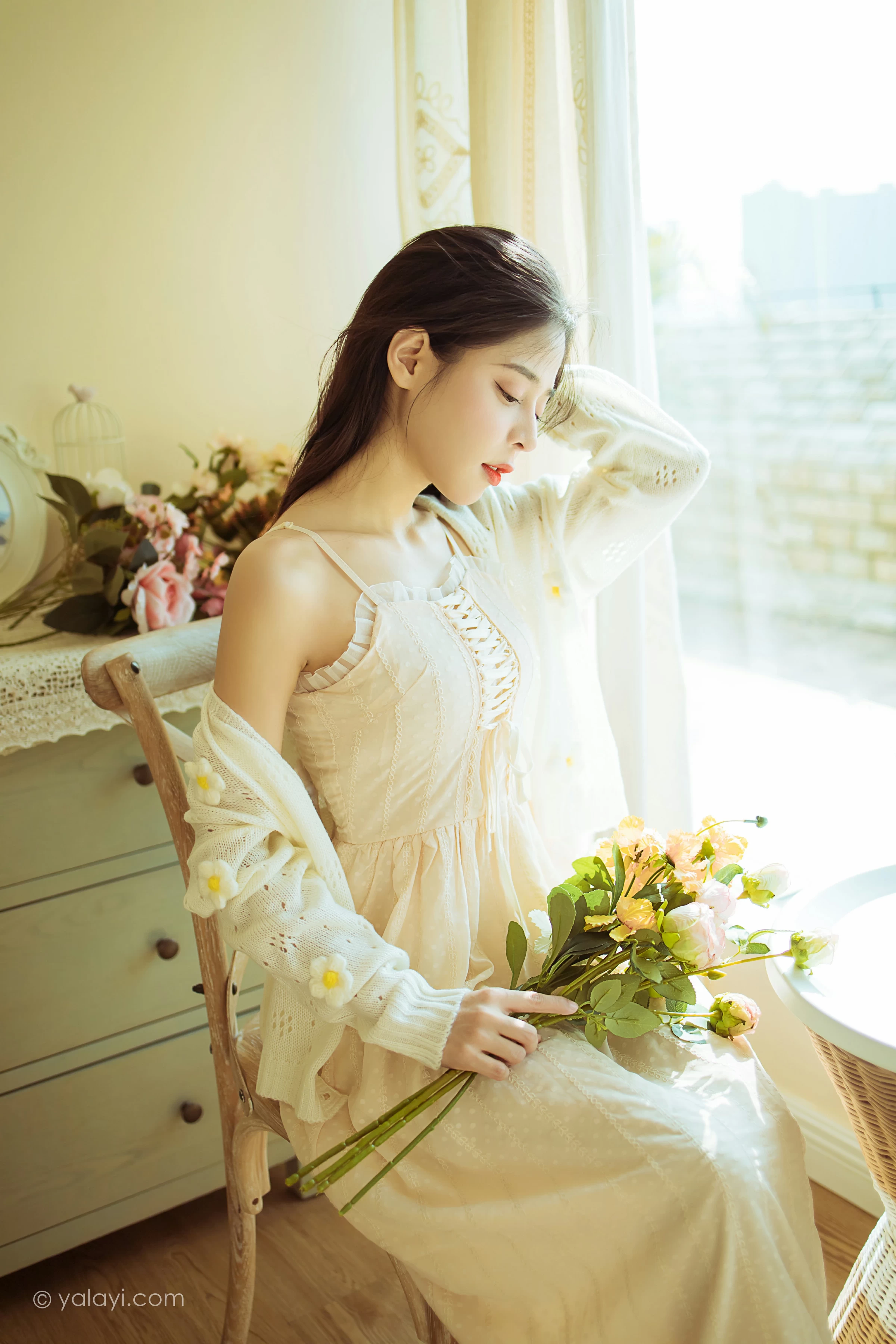 [YALAYI雅拉伊]2022.01.13 最浪漫的事 诗咏 白色镂空外套加吊带连衣裙居家私房写真集第3张
