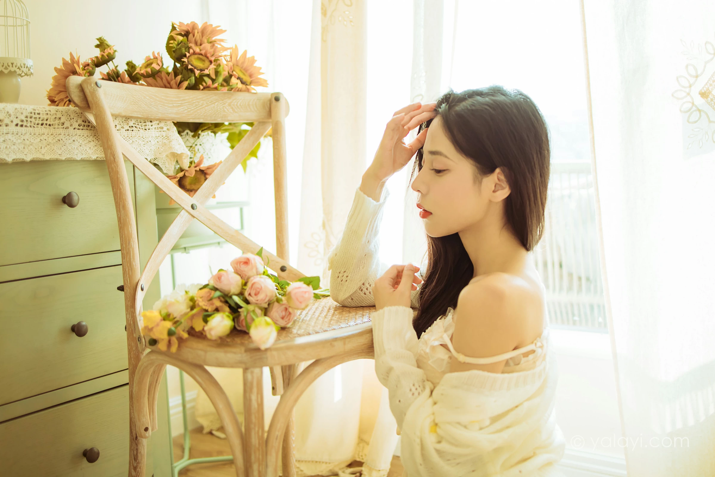 [YALAYI雅拉伊]2022.01.13 最浪漫的事 诗咏 白色镂空外套加吊带连衣裙居家私房写真集第8张