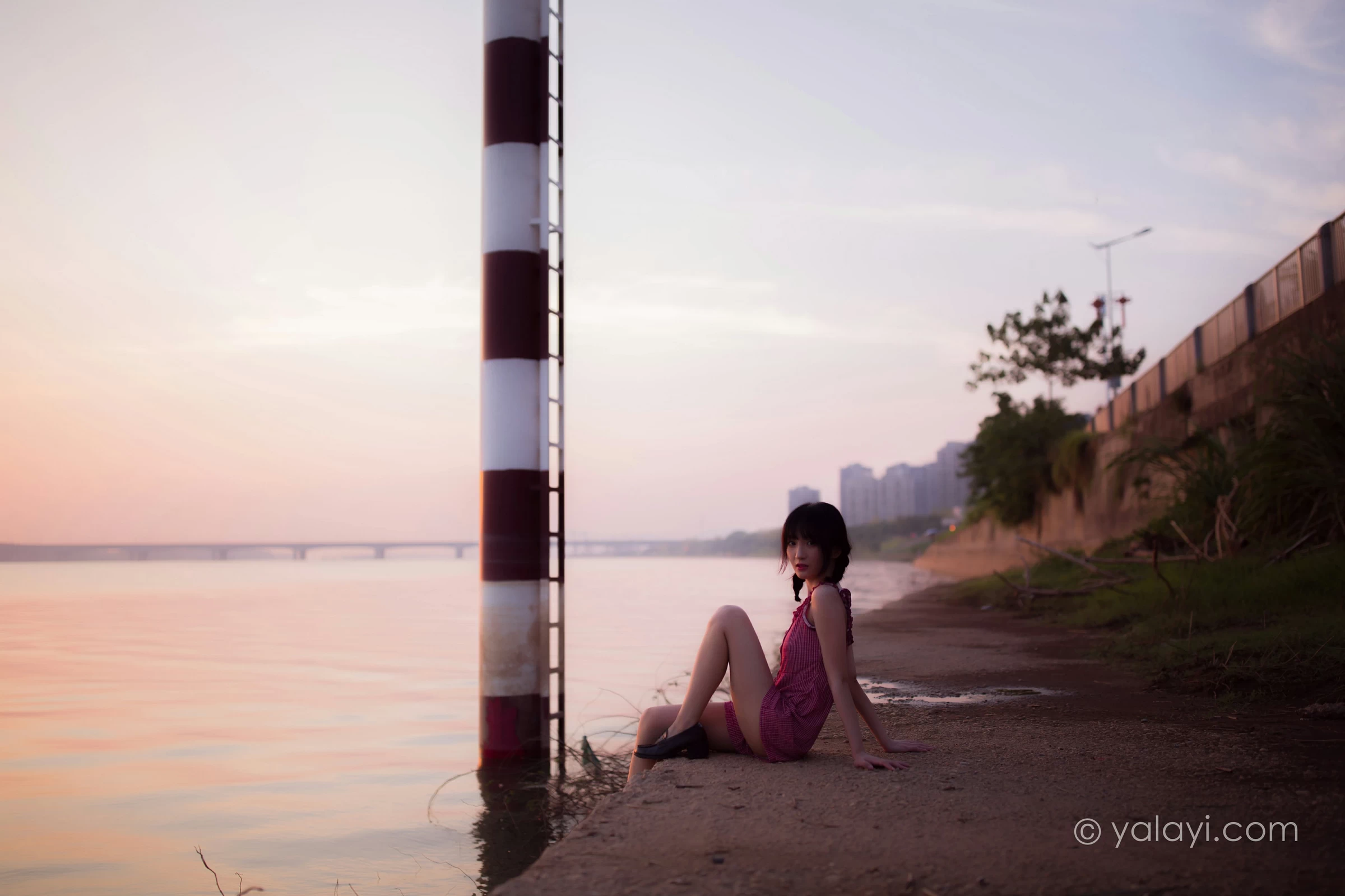 [YALAYI雅拉伊]NO.702 《暮色》 落落 粉色吊带连体短裤清纯私房写真集第4张