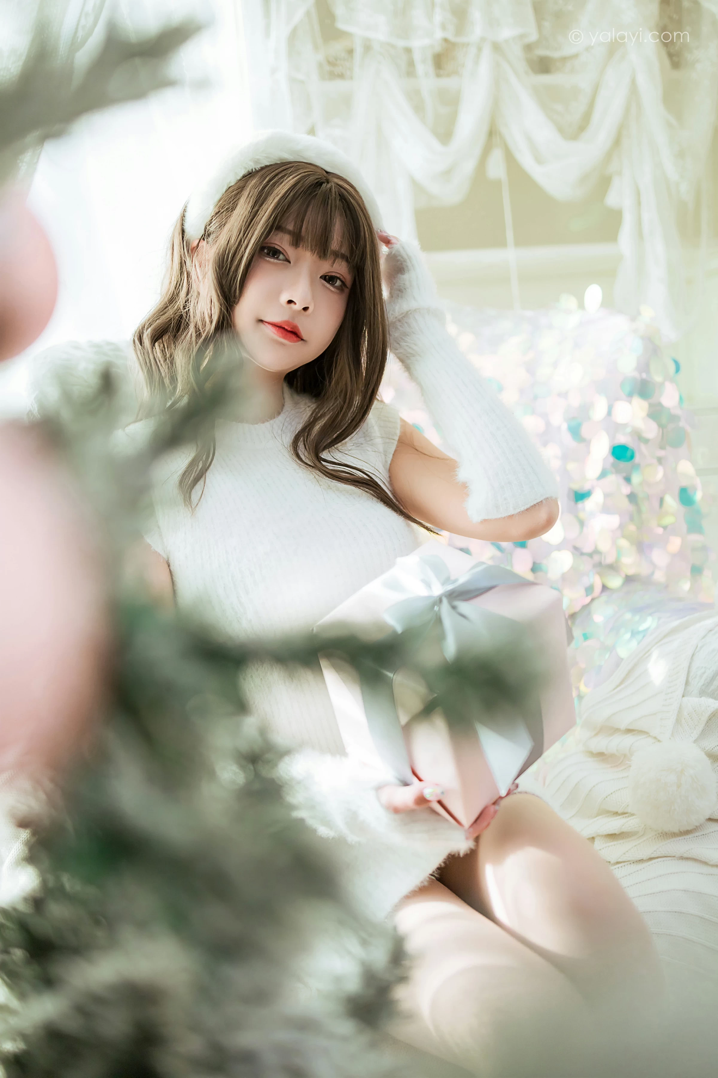 [YALAYI雅拉伊]2021.12.17 圣诞礼物 阿禾 白色毛衣裙加白色绵袜居家私房写真集第5张