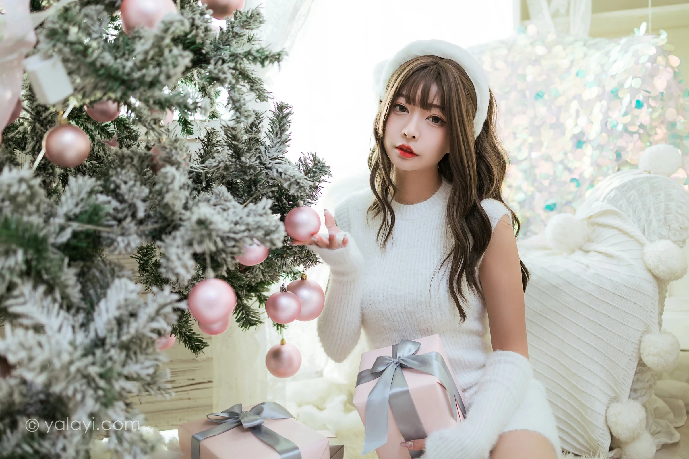 [YALAYI雅拉伊]2021.12.17 圣诞礼物 阿禾 白色毛衣裙加白色绵袜居家私房写真集第8张