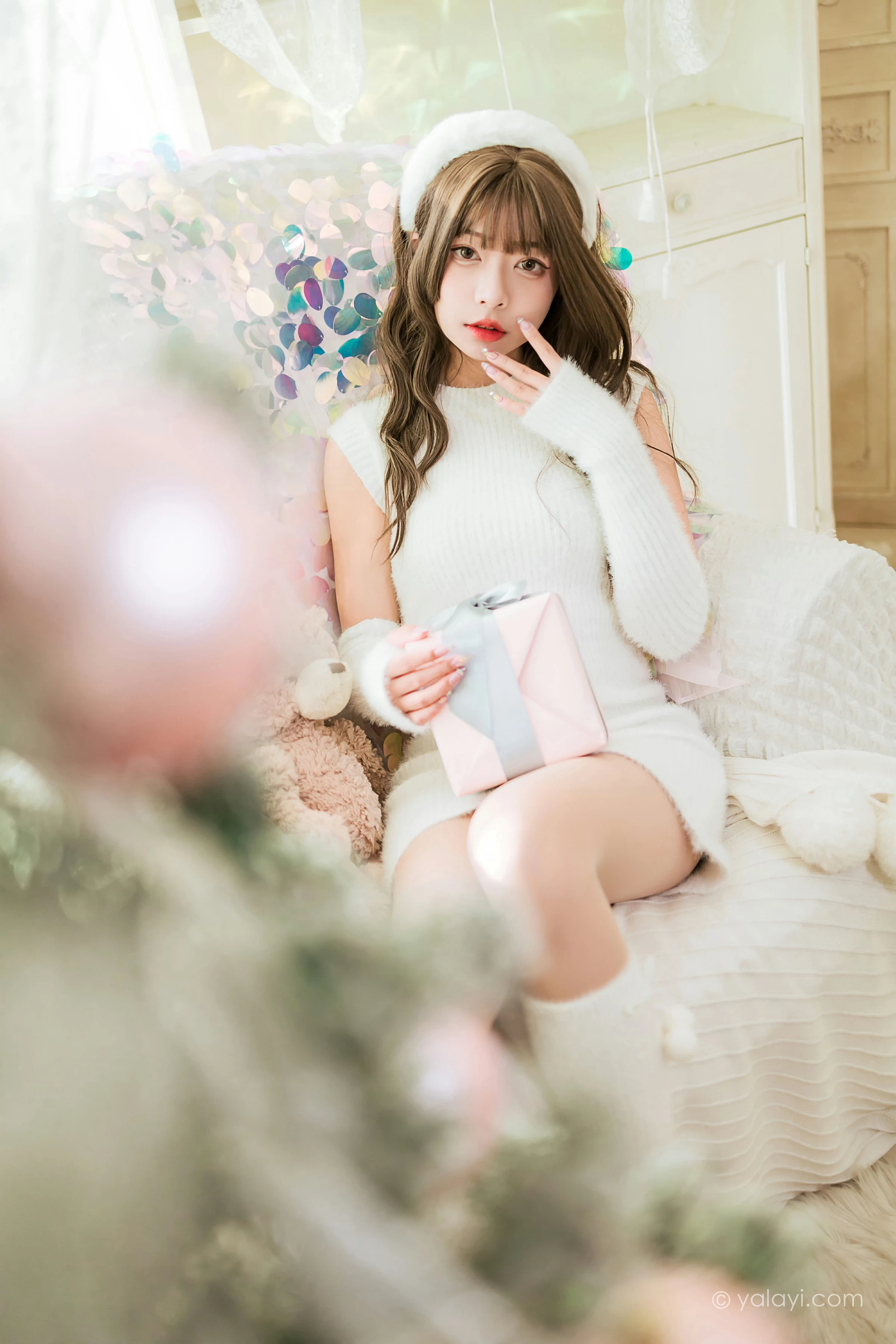 [YALAYI雅拉伊]2021.12.17 圣诞礼物 阿禾 白色毛衣裙加白色绵袜居家私房写真集第12张