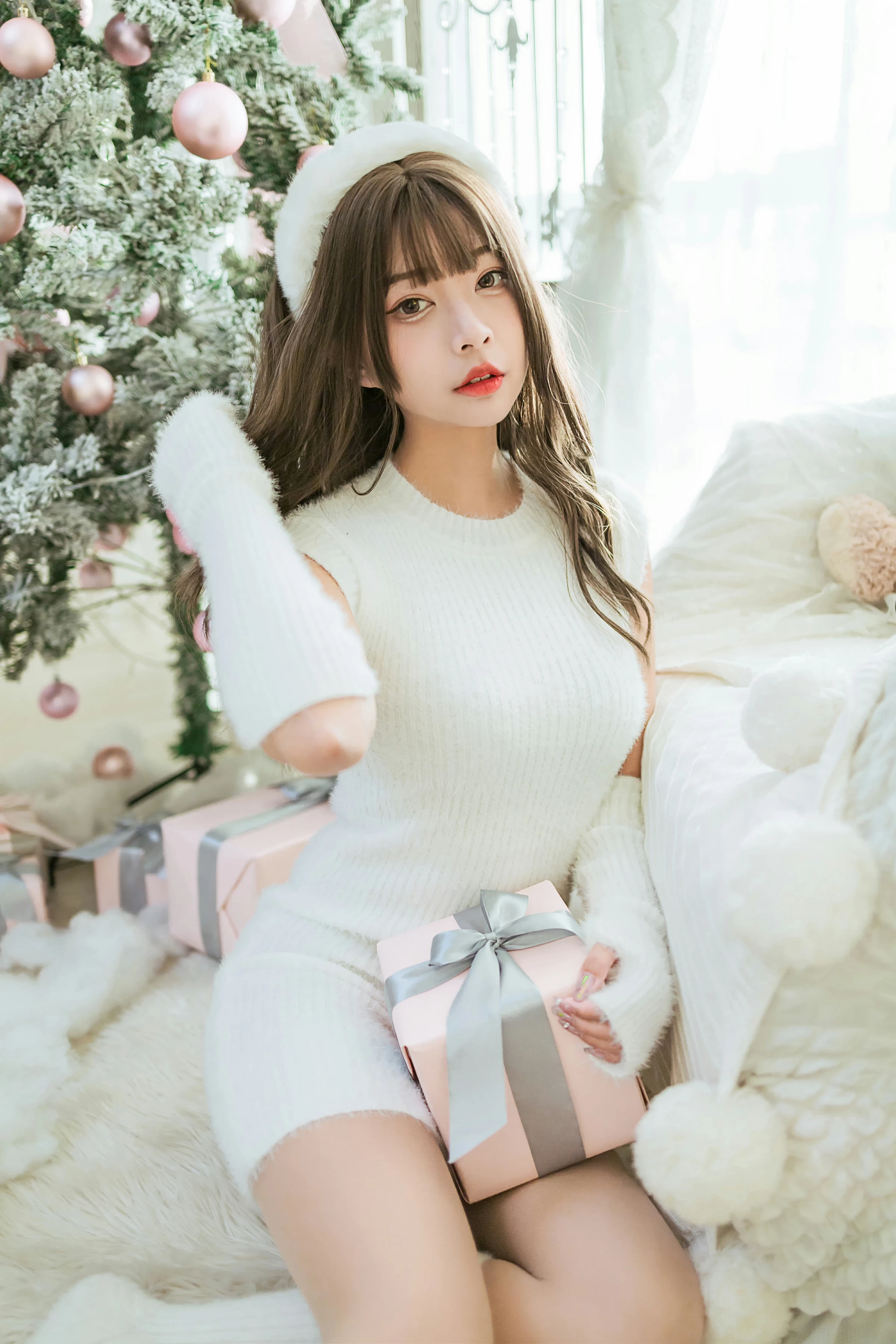 [YALAYI雅拉伊]2021.12.17 圣诞礼物 阿禾 白色毛衣裙加白色绵袜居家私房写真集第10张