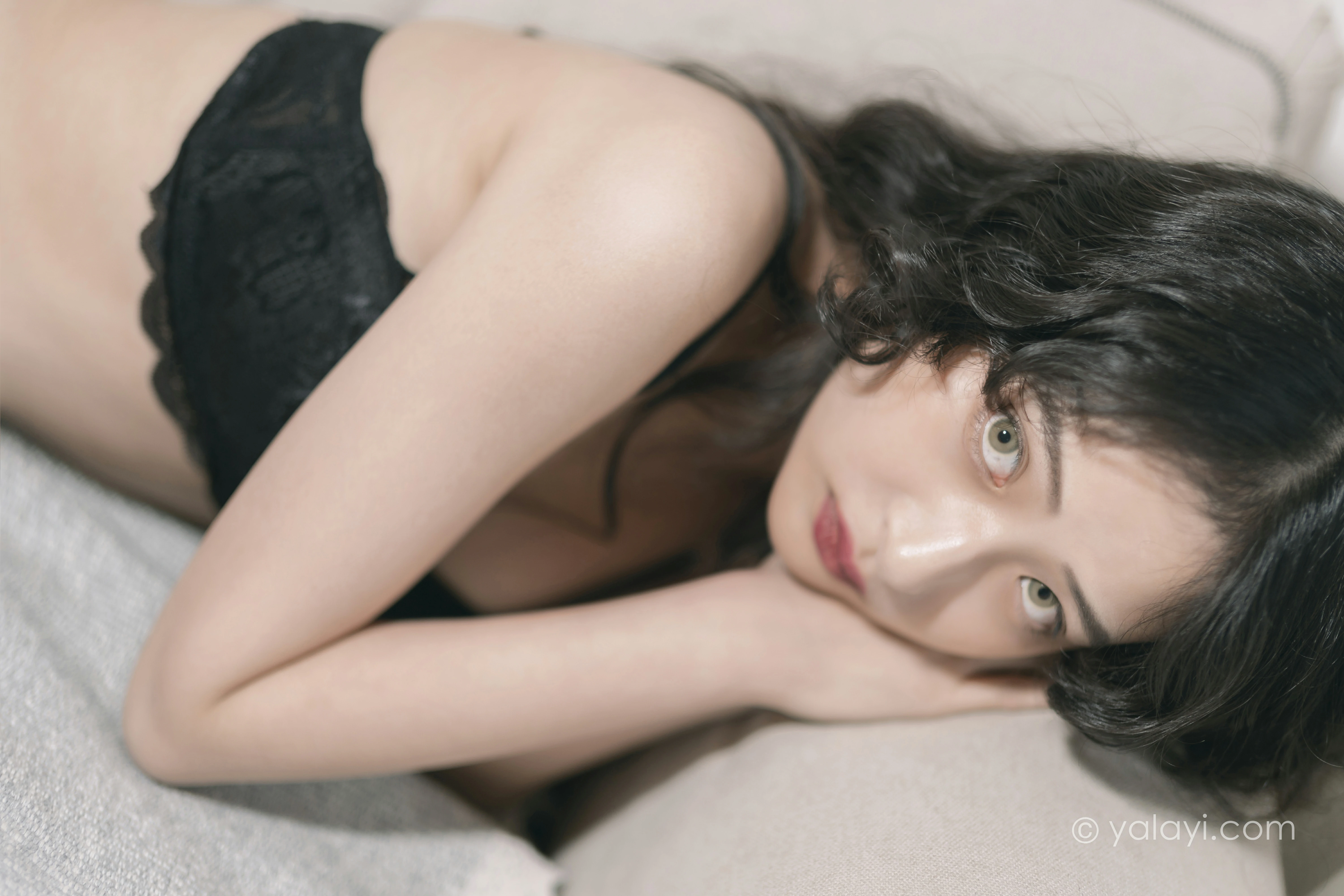 [YALAYI雅拉伊]NO.842 黑蝴蝶 西子 黑色蕾丝内衣加黑丝美腿性感私房写真集第2张