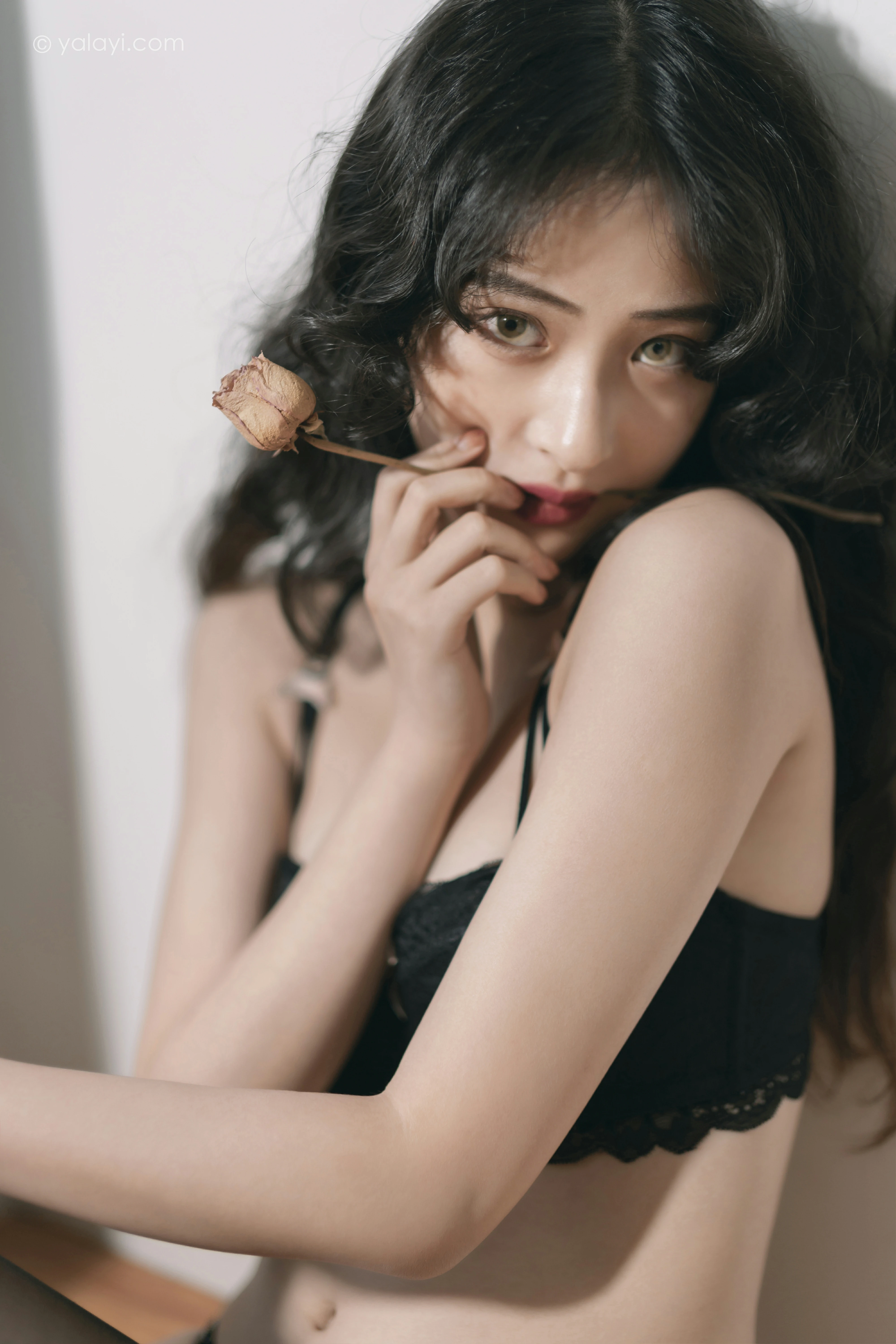 [YALAYI雅拉伊]NO.842 黑蝴蝶 西子 黑色蕾丝内衣加黑丝美腿性感私房写真集第7张