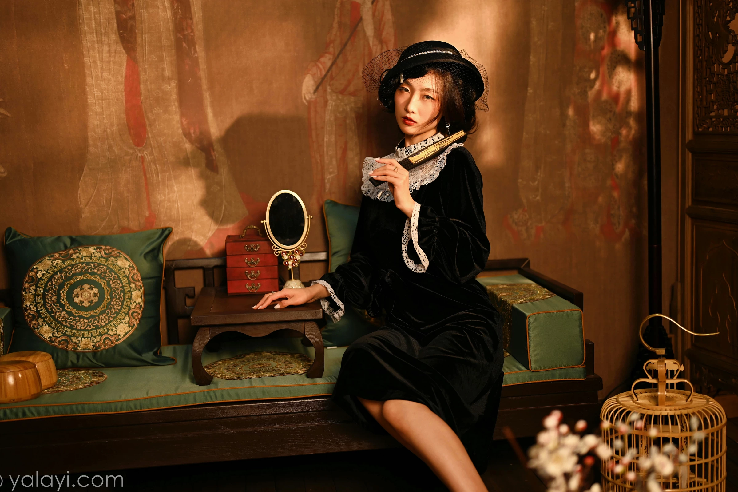 [YALAYI雅拉伊]2022.01.15 莫忘我 佳佳 黑色蕾丝镂空礼服裙性感私房写真集第2张