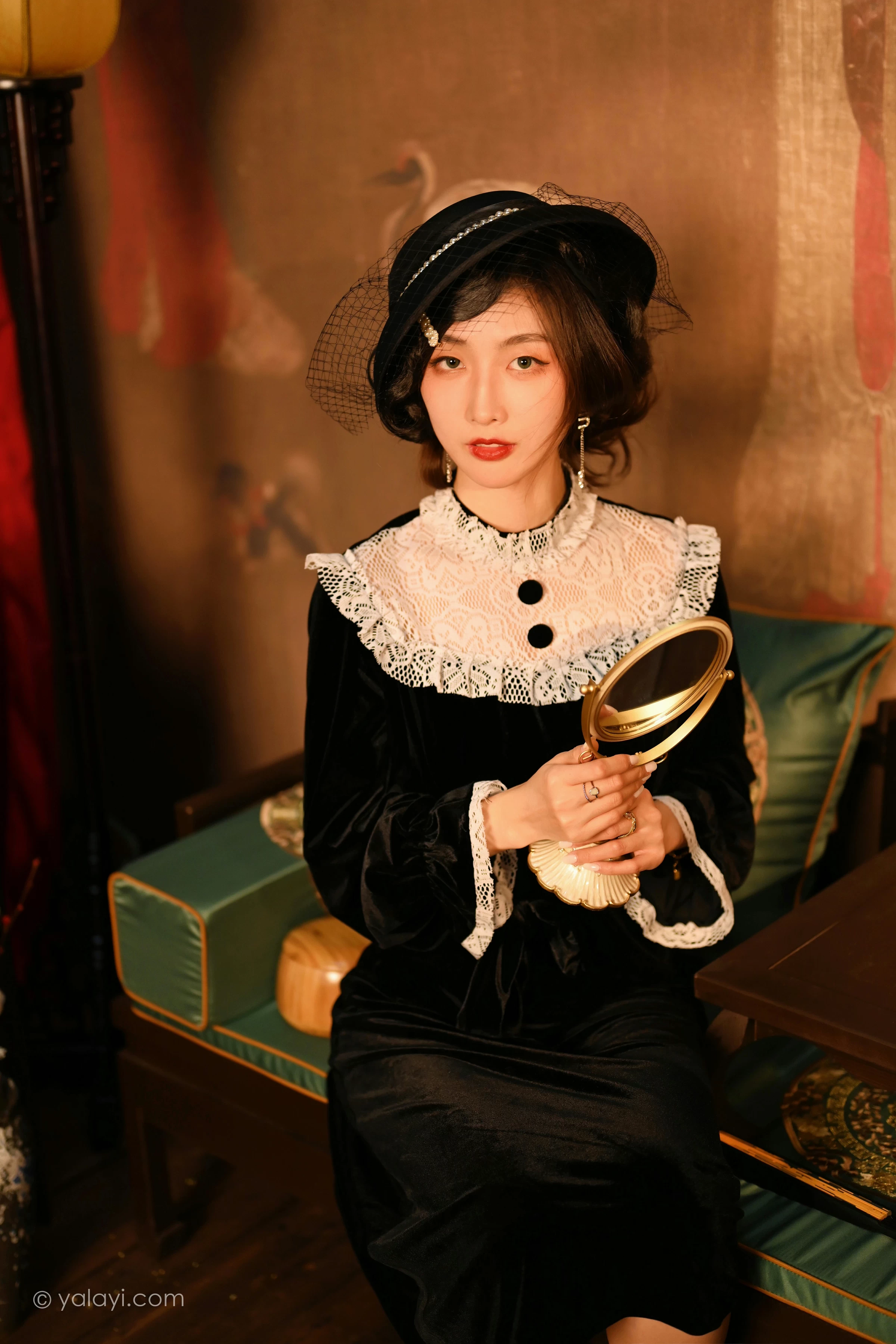 [YALAYI雅拉伊]2022.01.15 莫忘我 佳佳 黑色蕾丝镂空礼服裙性感私房写真集第4张