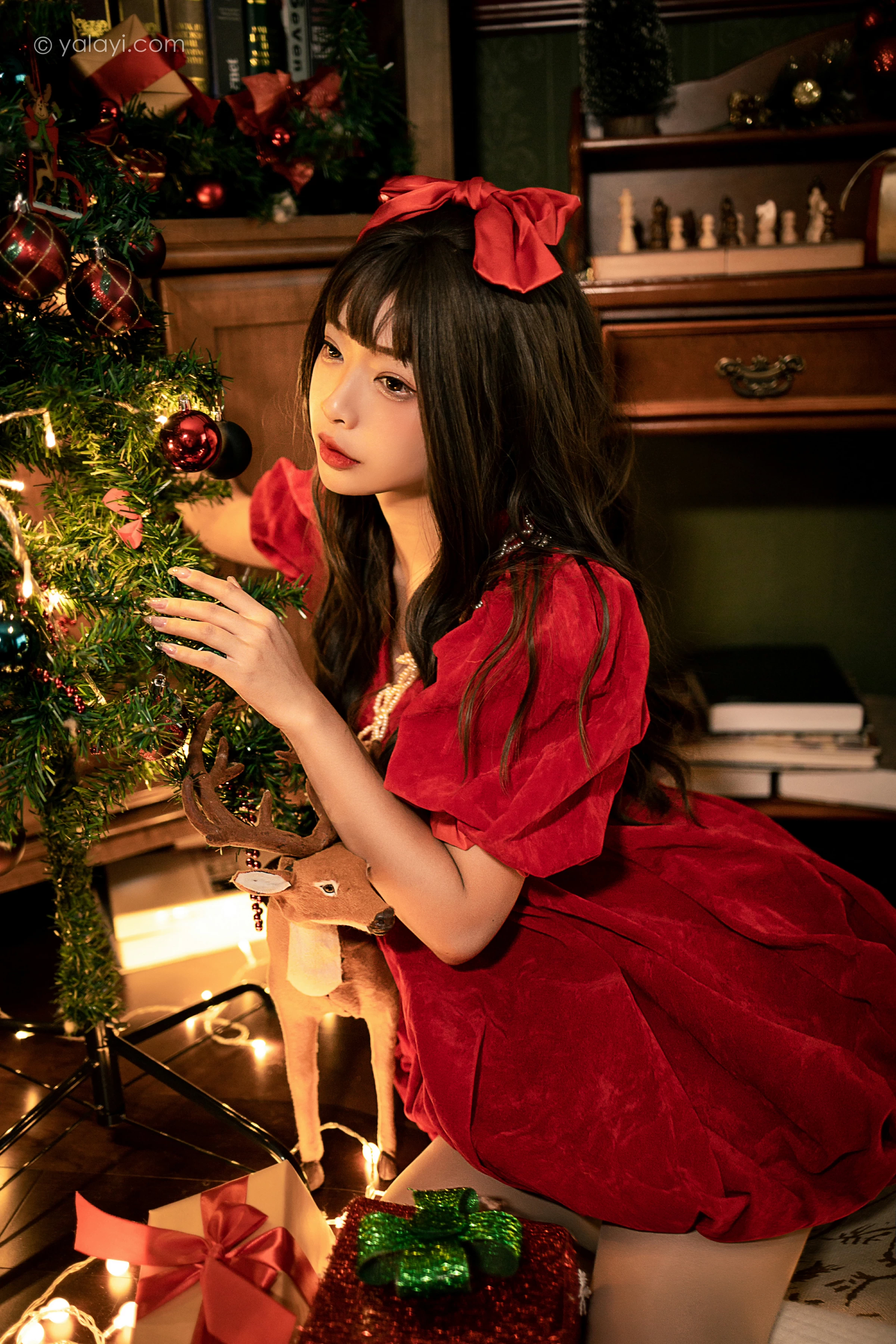 [YALAYI雅拉伊]2021.12.20 快乐圣诞 阿禾 红色休闲连衣裙加白色绵袜居家私房写真集第8张
