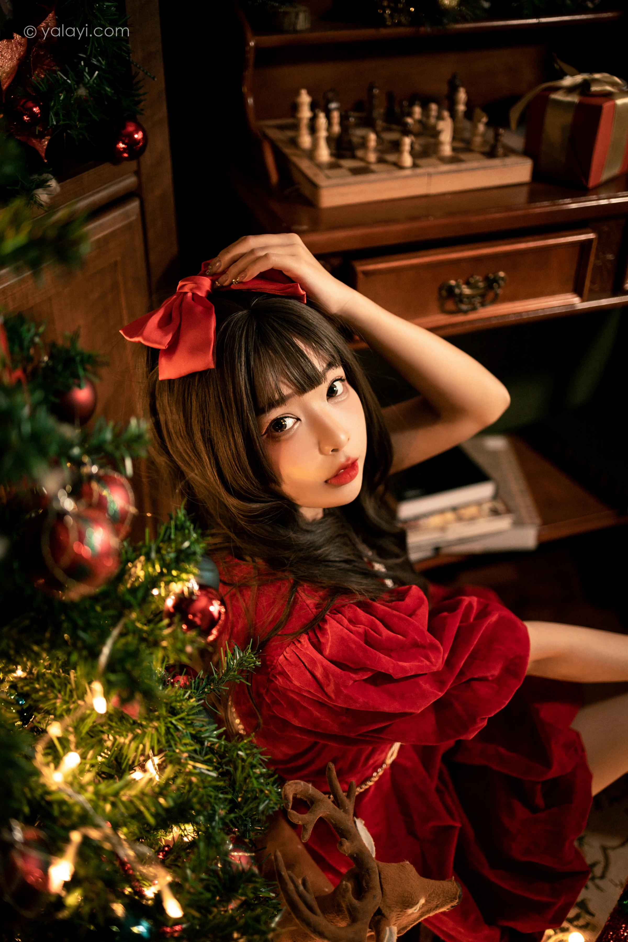 [YALAYI雅拉伊]2021.12.20 快乐圣诞 阿禾 红色休闲连衣裙加白色绵袜居家私房写真集第13张