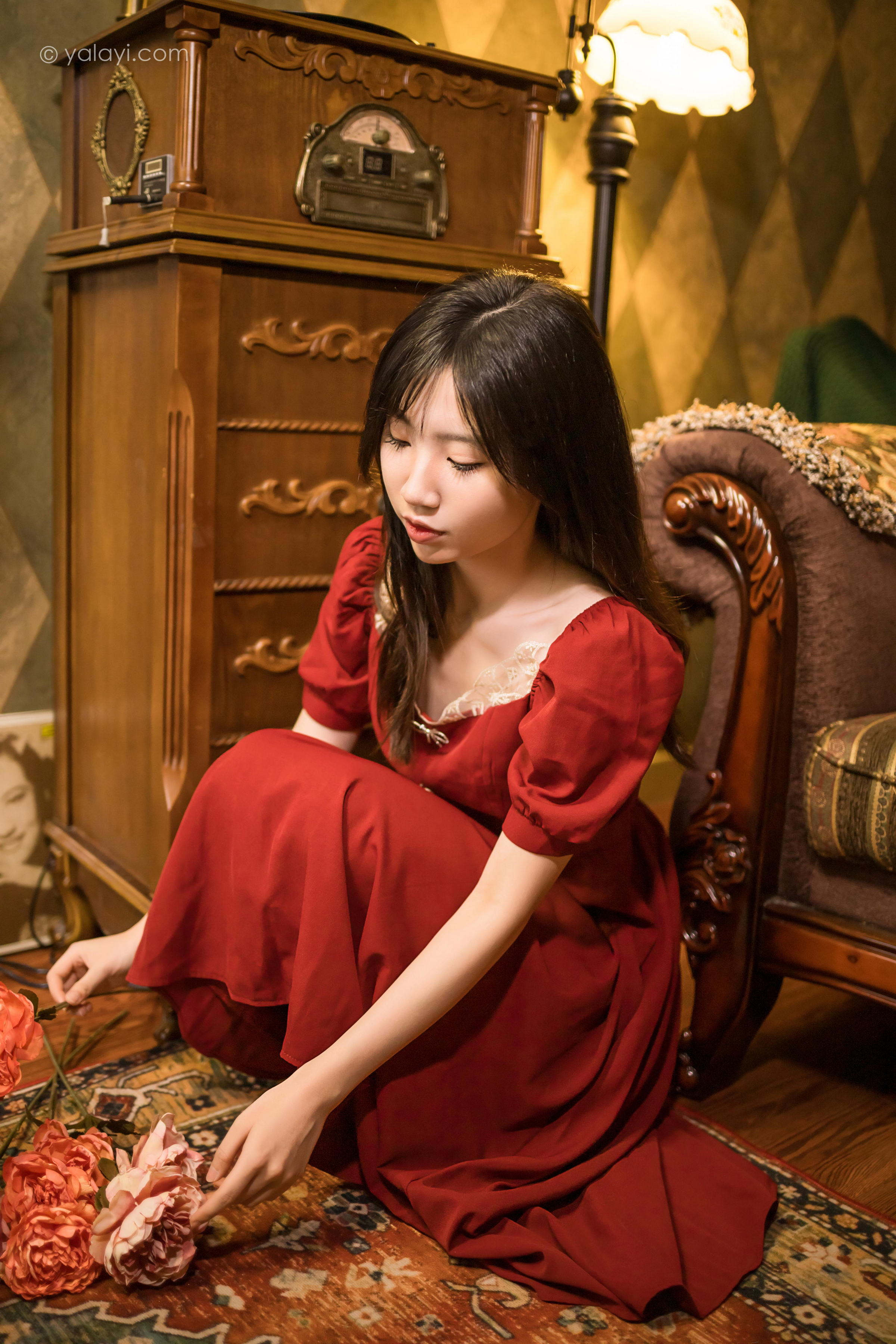 [YALAYI雅拉伊]2022.07.24 永不凋零 小乔 红色短袖连衣裙居家清纯写真集第10张