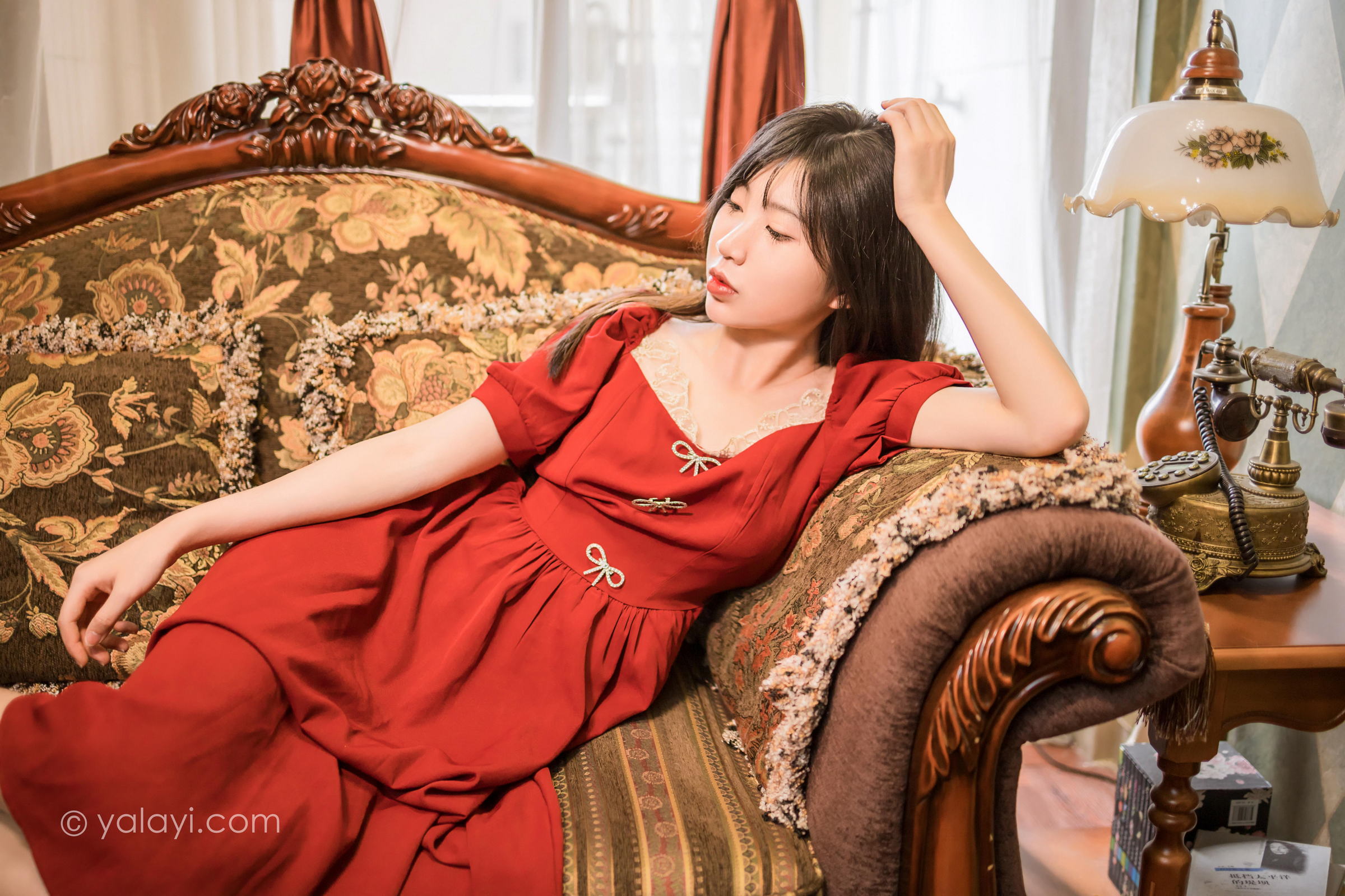 [YALAYI雅拉伊]2022.07.24 永不凋零 小乔 红色短袖连衣裙居家清纯写真集第7张