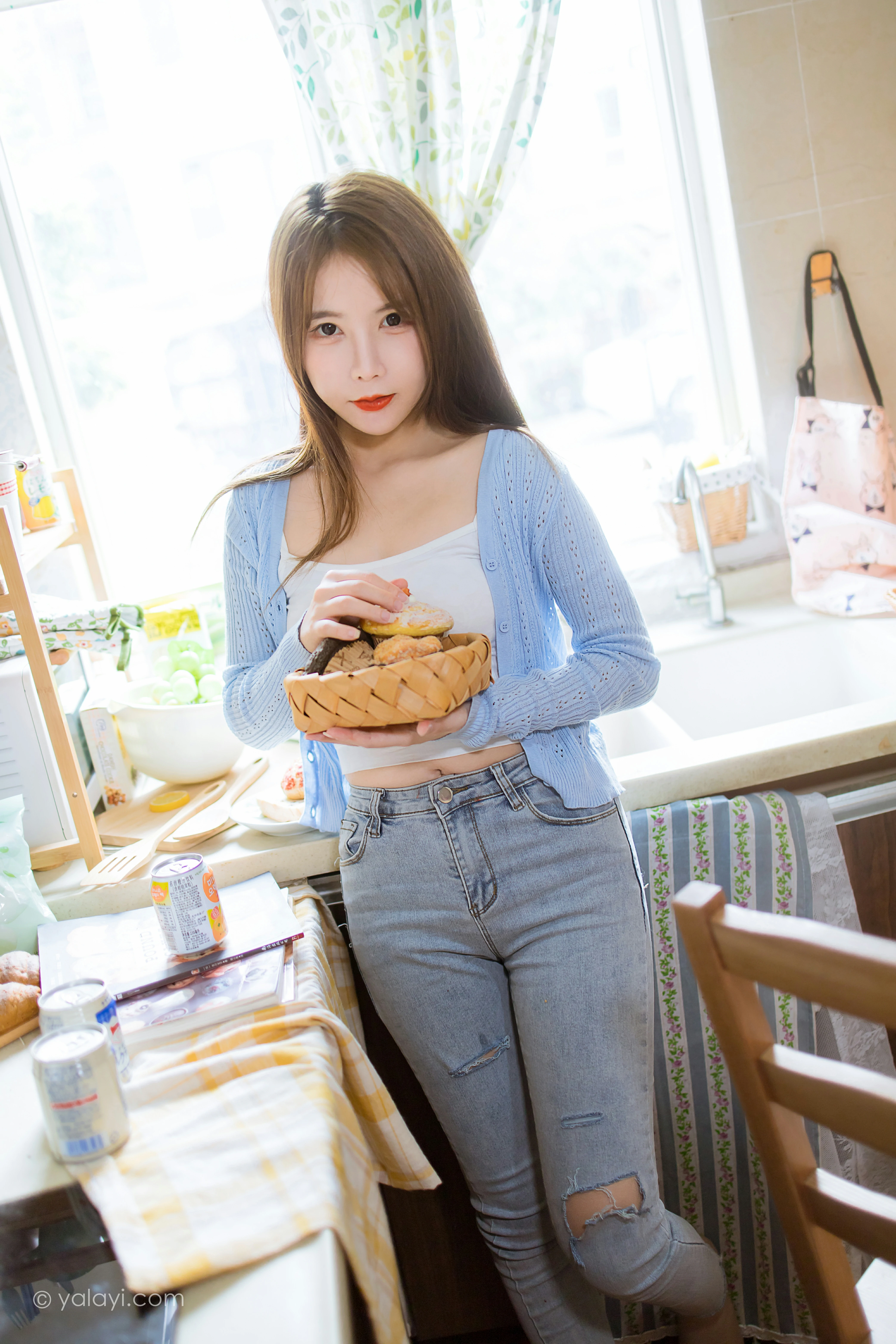 [YALAYI雅拉伊]NO.799 唯有美食不可辜负 钰慧 白色性感小背心加紧身牛仔裤写真集第7张