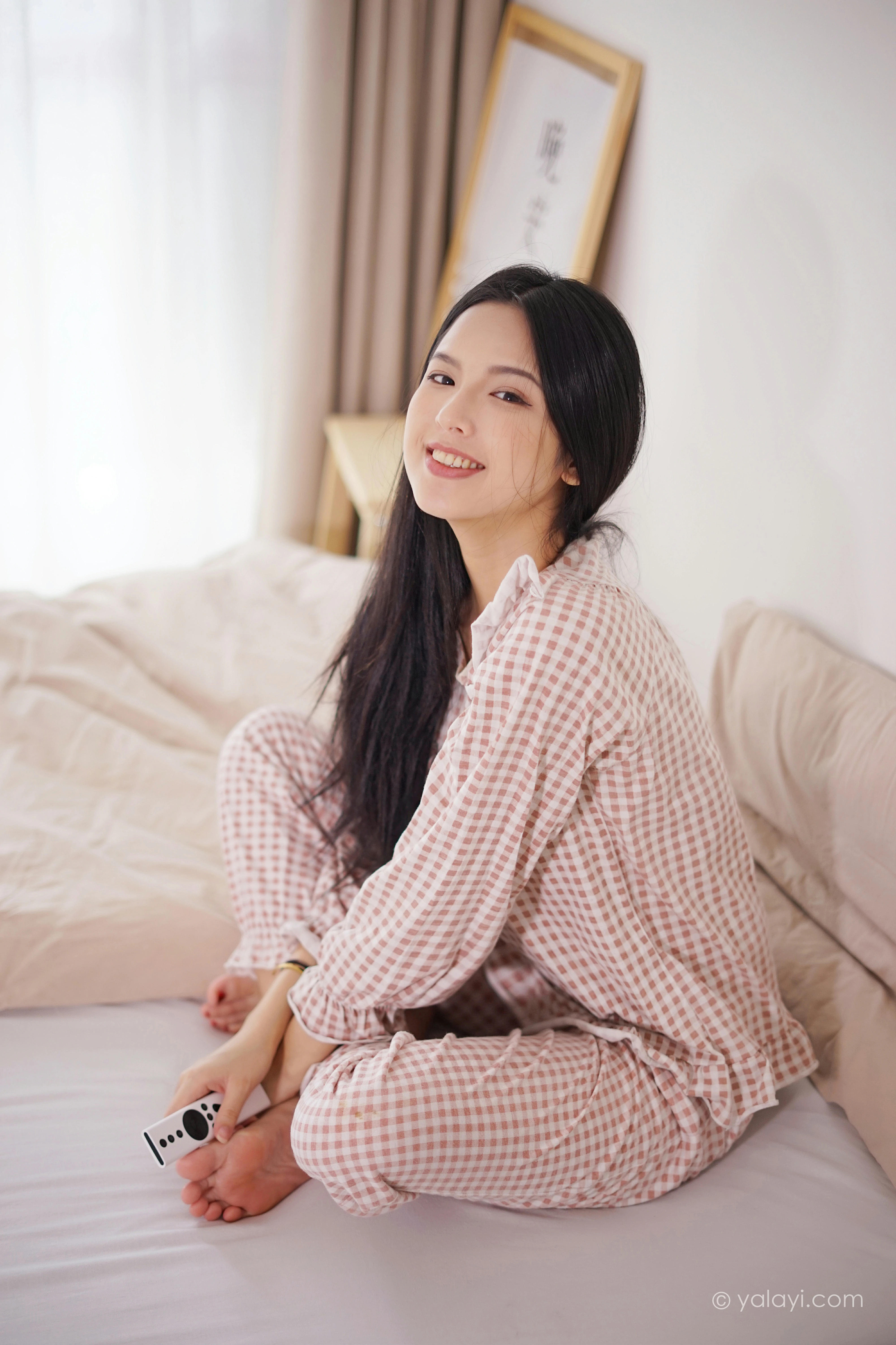 [YALAYI雅拉伊]NO.843 在家千日好 溪若 粉色睡衣加睡裤清纯可爱私房写真集第5张
