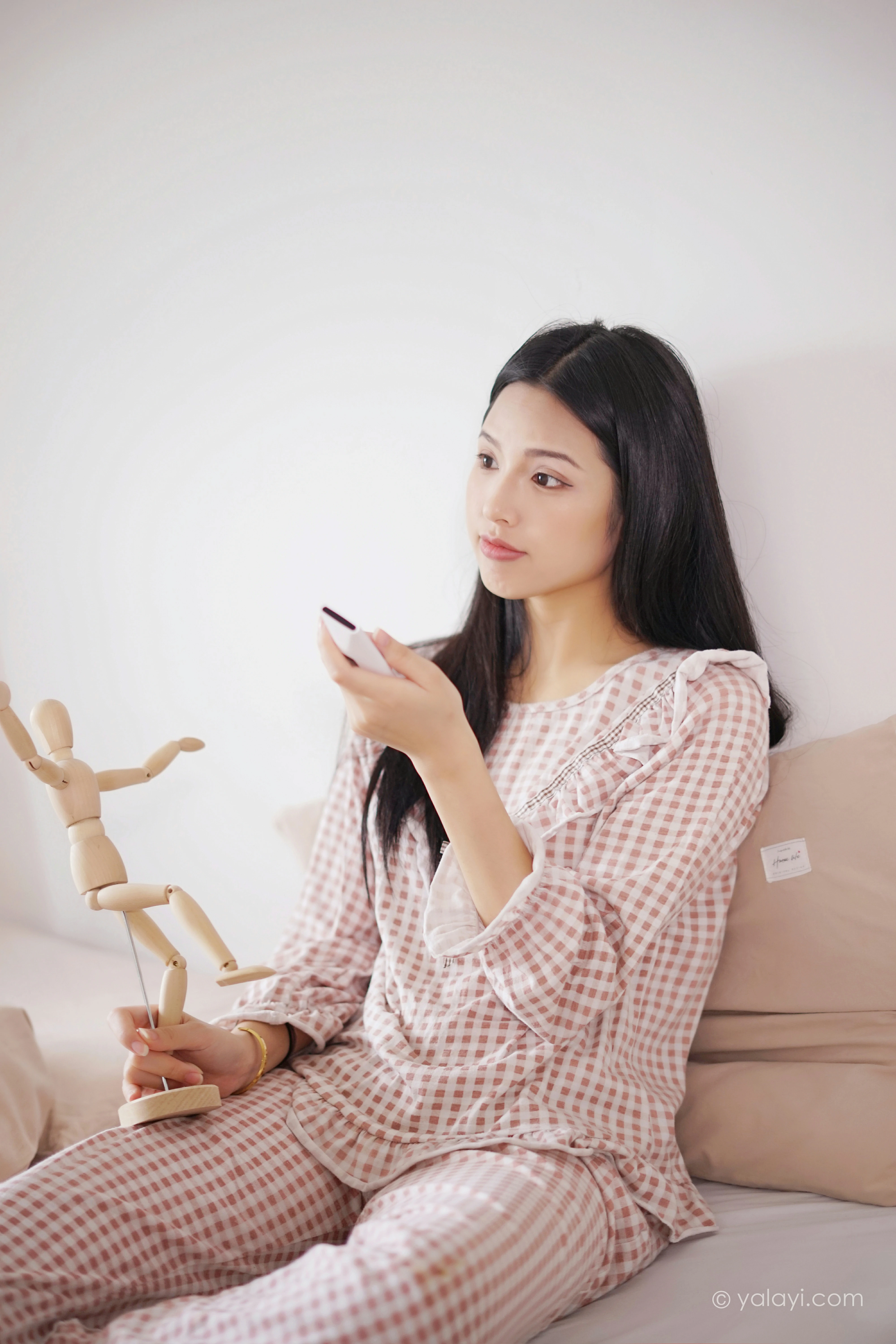 [YALAYI雅拉伊]NO.843 在家千日好 溪若 粉色睡衣加睡裤清纯可爱私房写真集第2张