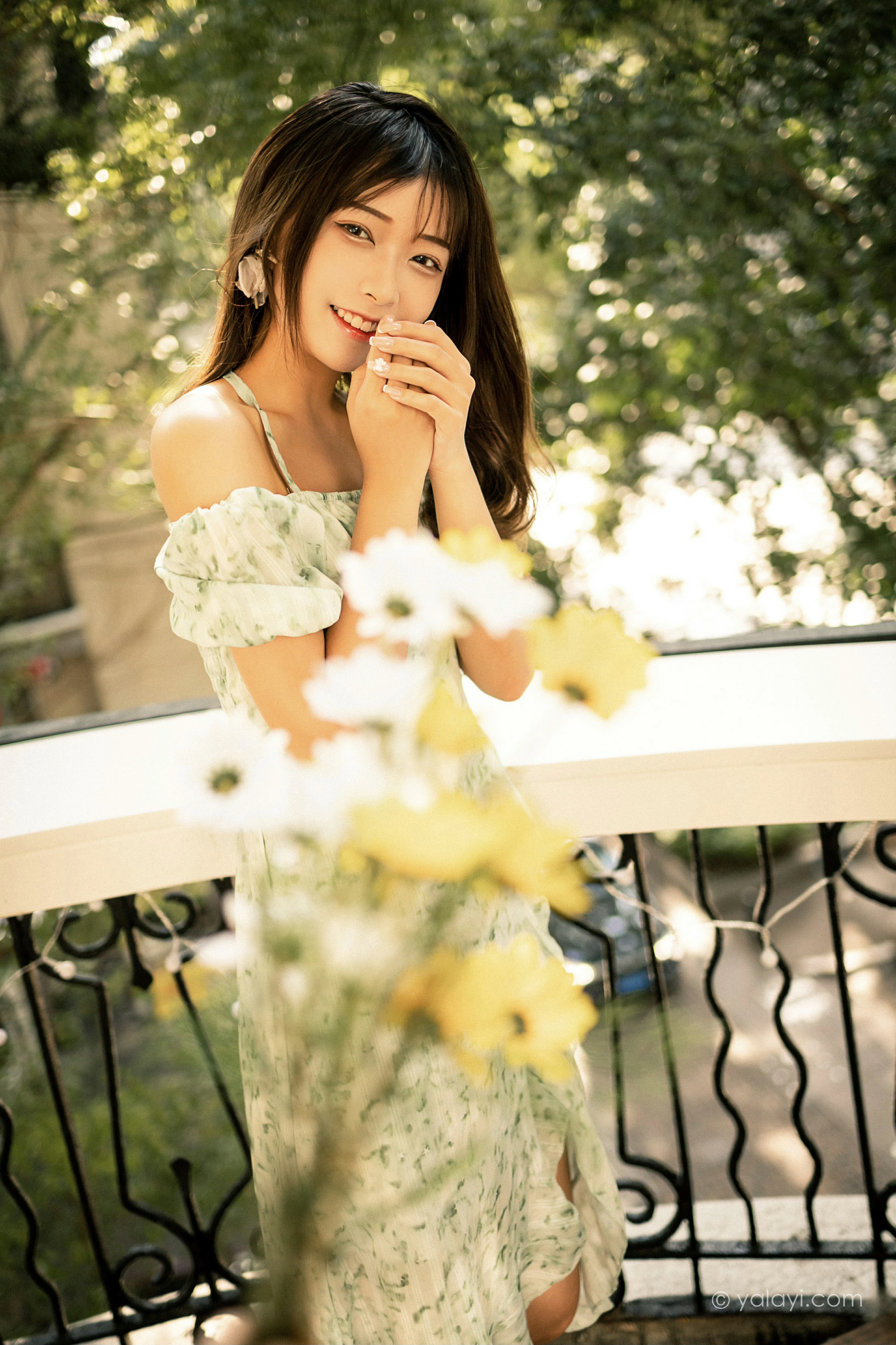 [YALAYI雅拉伊]NO.813 惬意时光 阿禾 白色碎花连衣裙公园写真集第11张