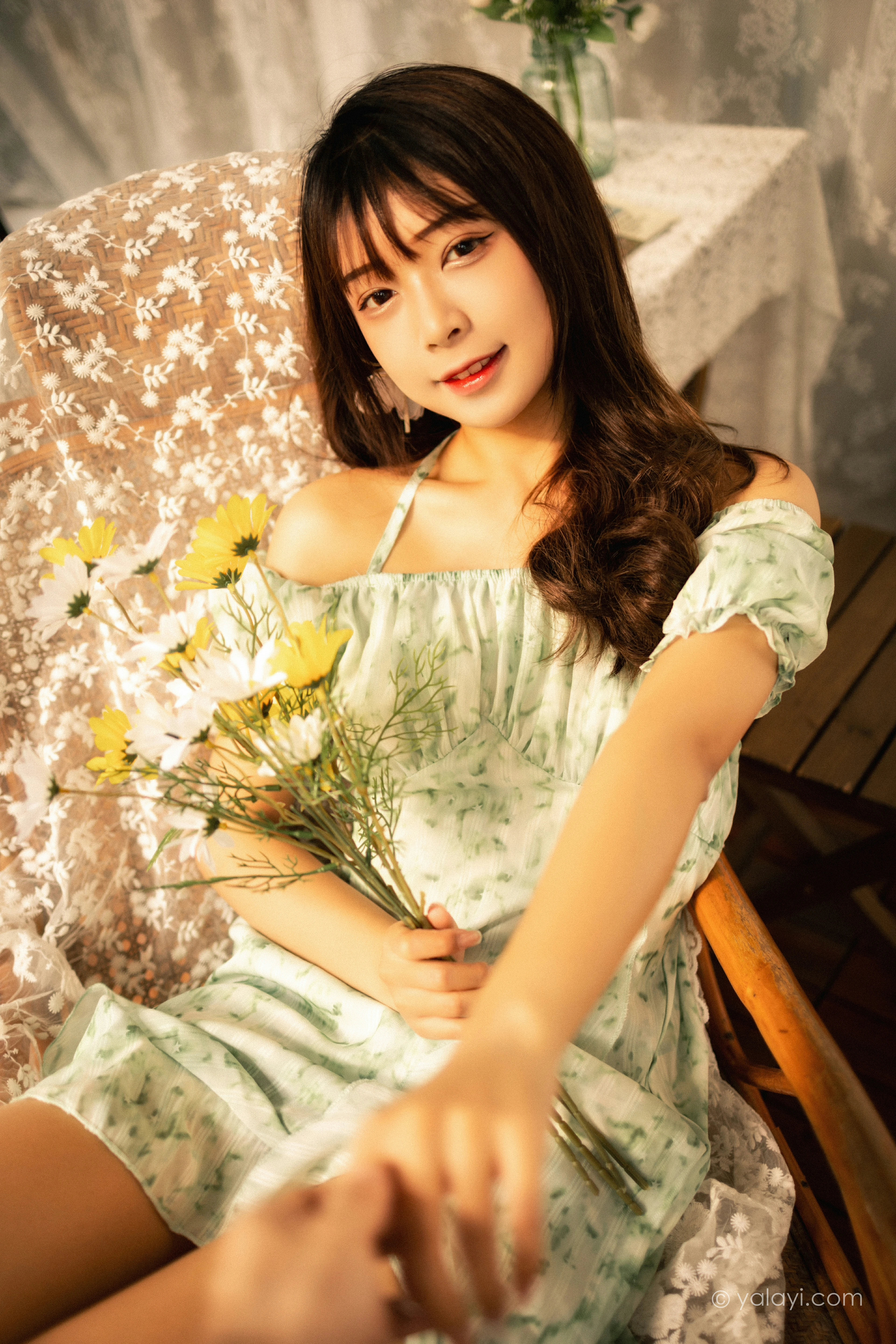 [YALAYI雅拉伊]NO.813 惬意时光 阿禾 白色碎花连衣裙公园写真集第13张