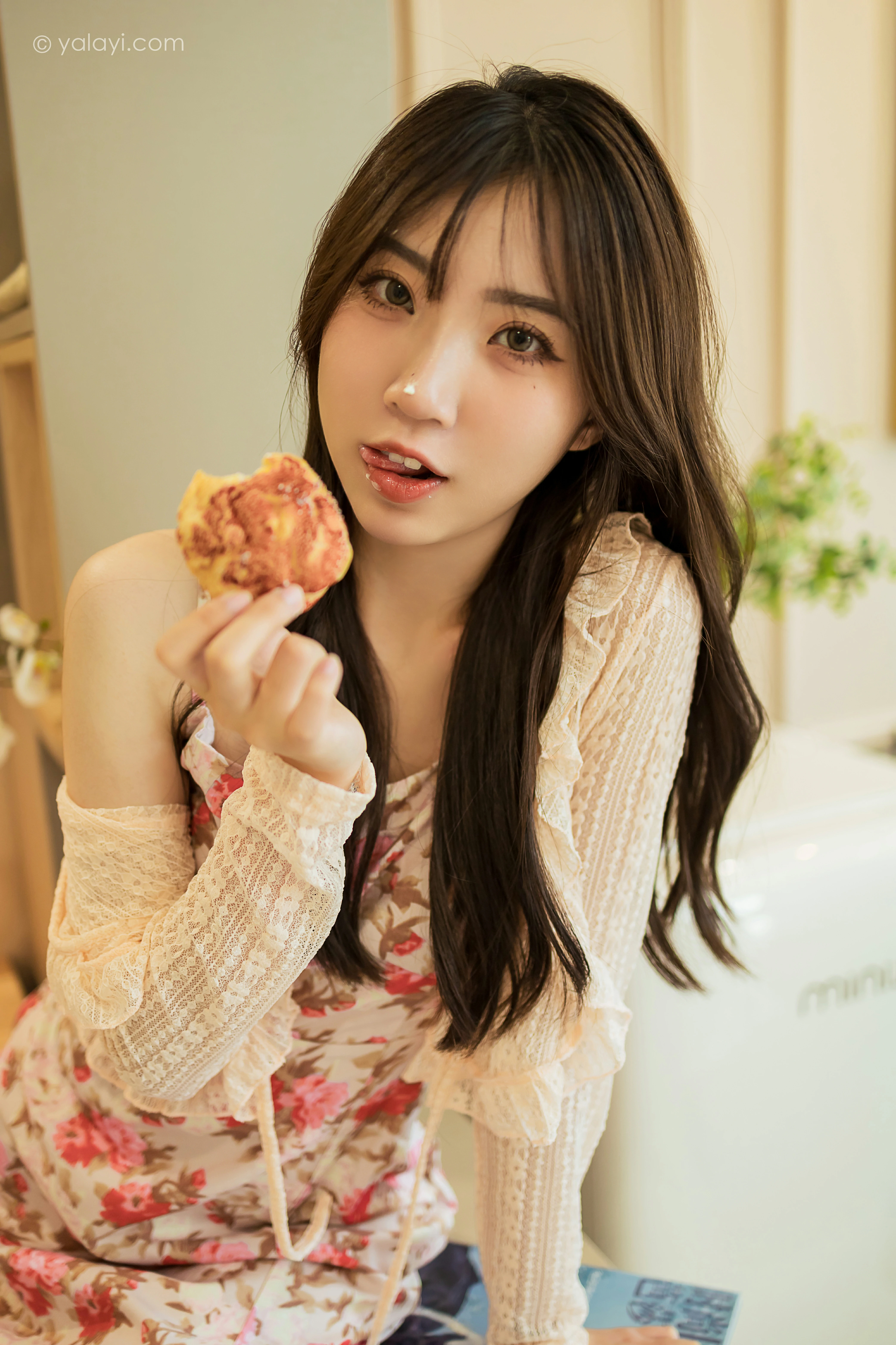 [YALAYI雅拉伊]NO.800 下午茶 小乔 白色镂空外套与粉色吊带连衣裙居家写真集第4张