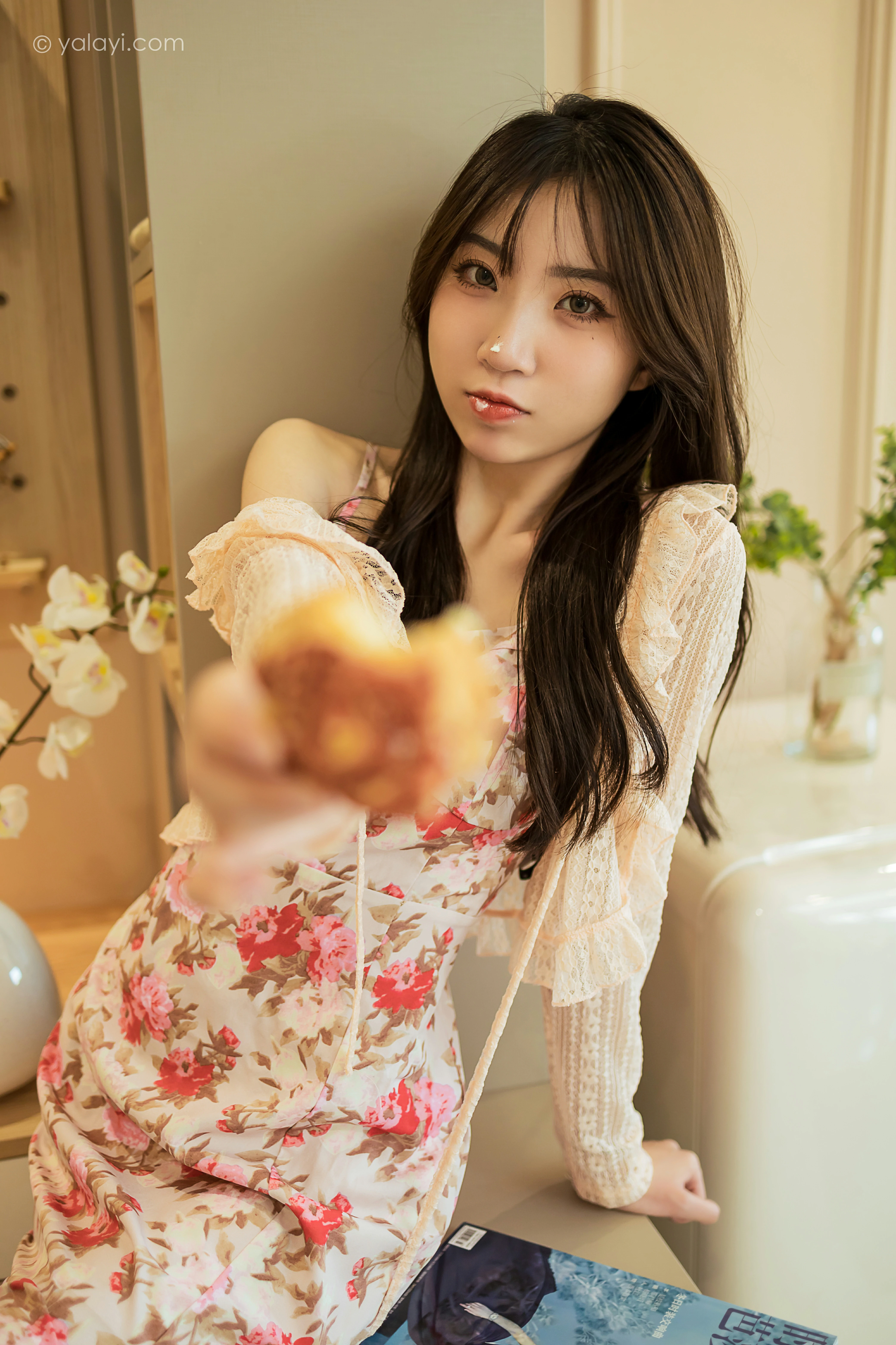 [YALAYI雅拉伊]NO.800 下午茶 小乔 白色镂空外套与粉色吊带连衣裙居家写真集第3张