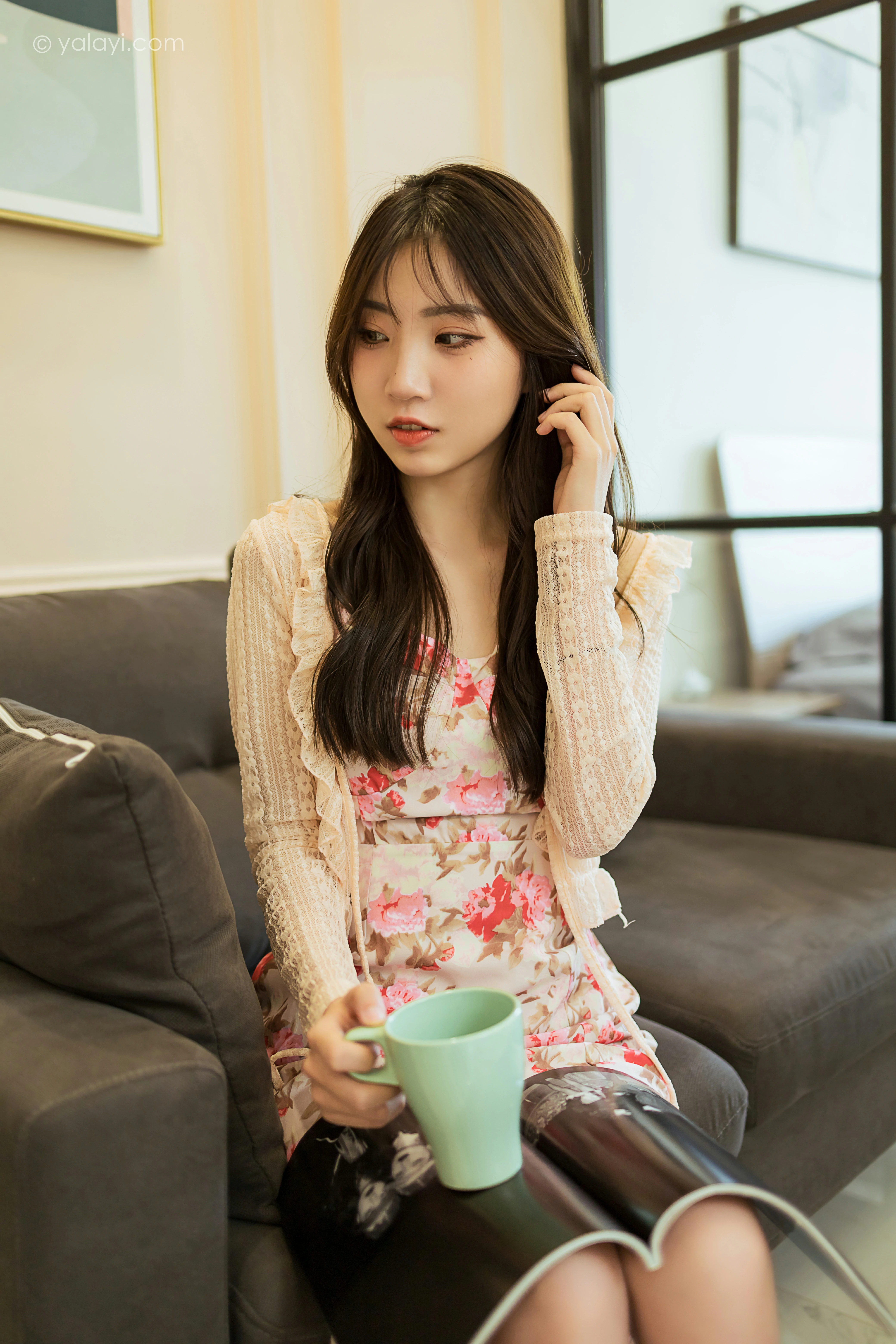 [YALAYI雅拉伊]NO.800 下午茶 小乔 白色镂空外套与粉色吊带连衣裙居家写真集第12张