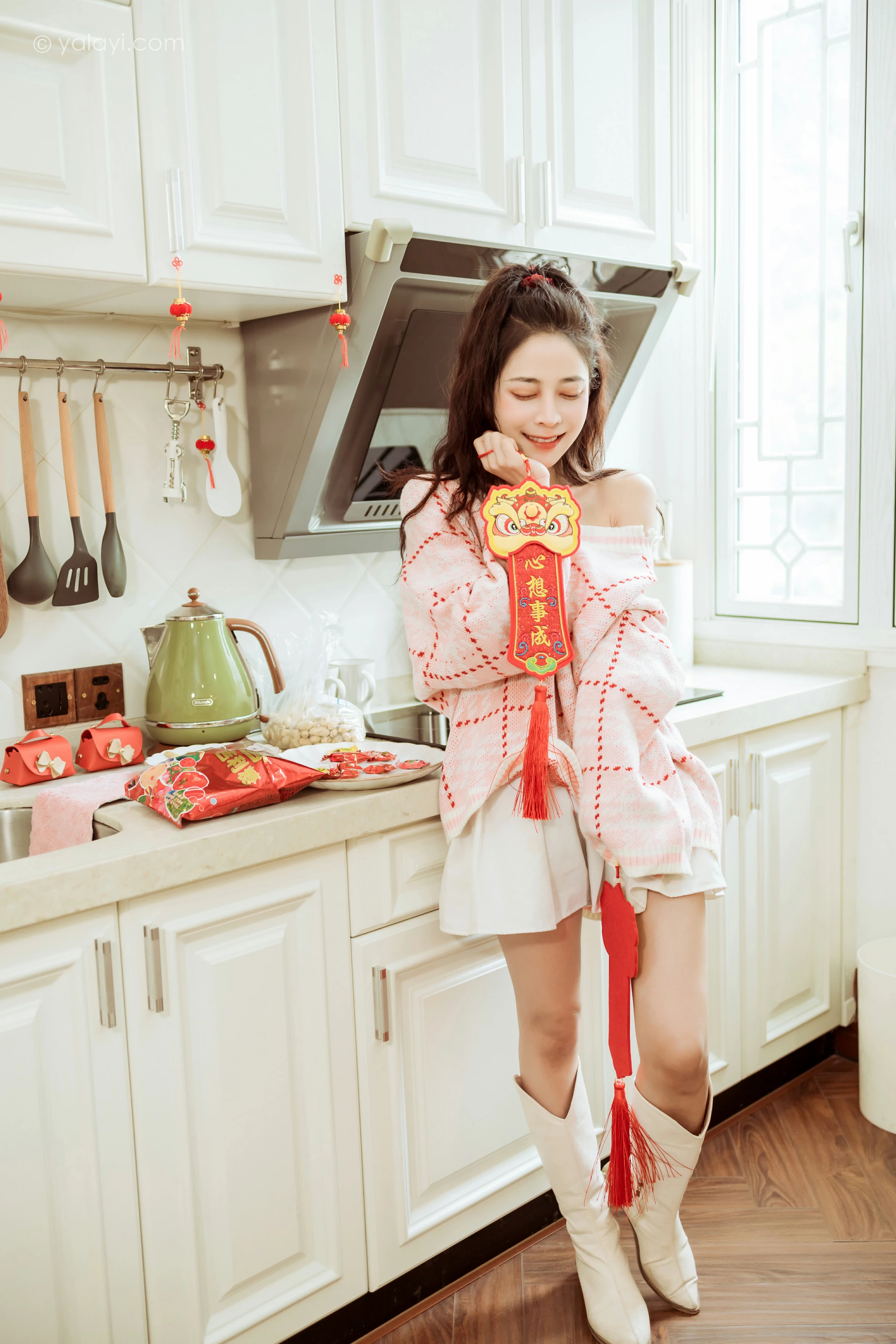 [YALAYI雅拉伊]2022.01.28 新的一年 诗咏 粉色镂空毛衣加白色短裙居家写真集第2张