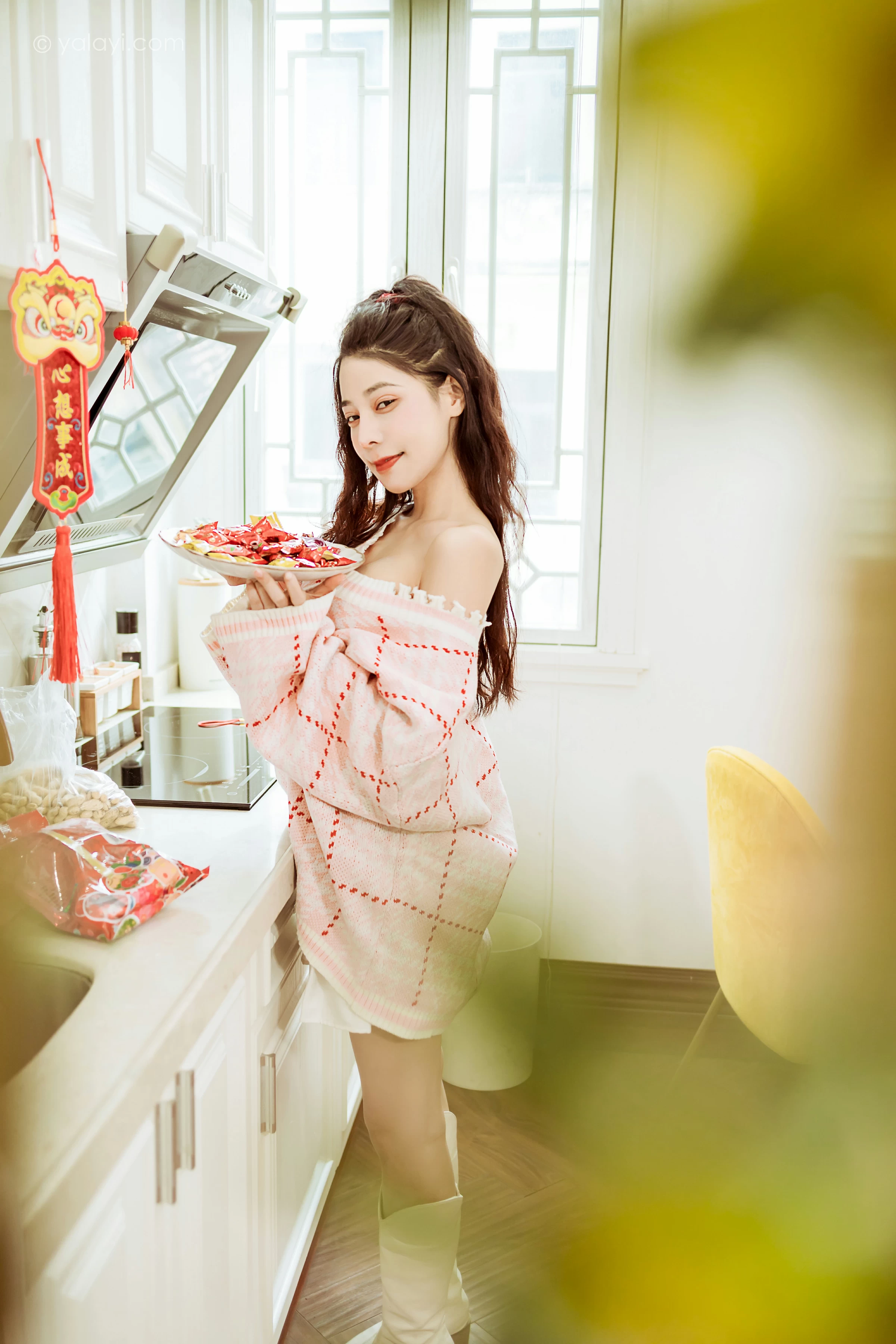[YALAYI雅拉伊]2022.01.28 新的一年 诗咏 粉色镂空毛衣加白色短裙居家写真集第5张