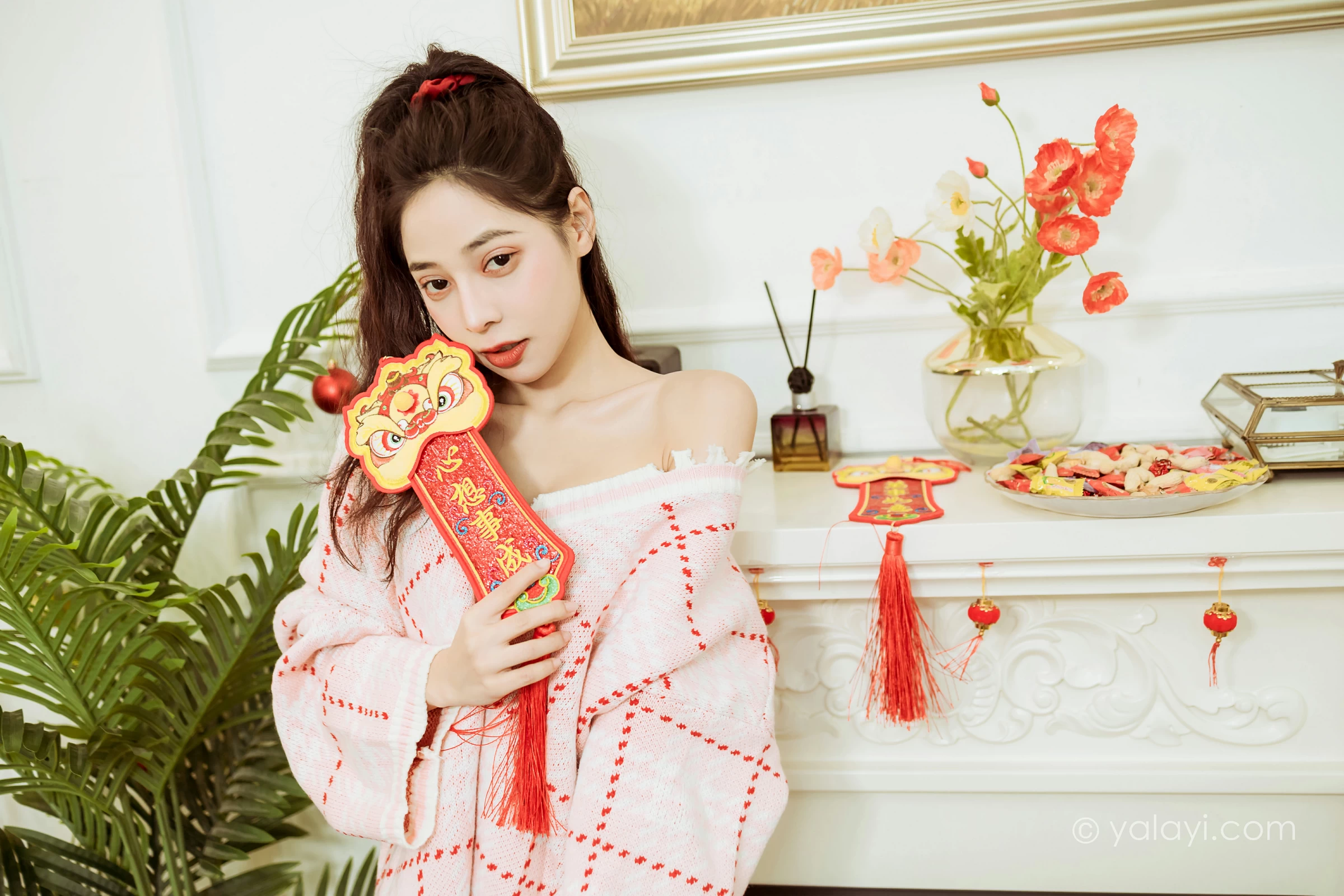 [YALAYI雅拉伊]2022.01.28 新的一年 诗咏 粉色镂空毛衣加白色短裙居家写真集第13张