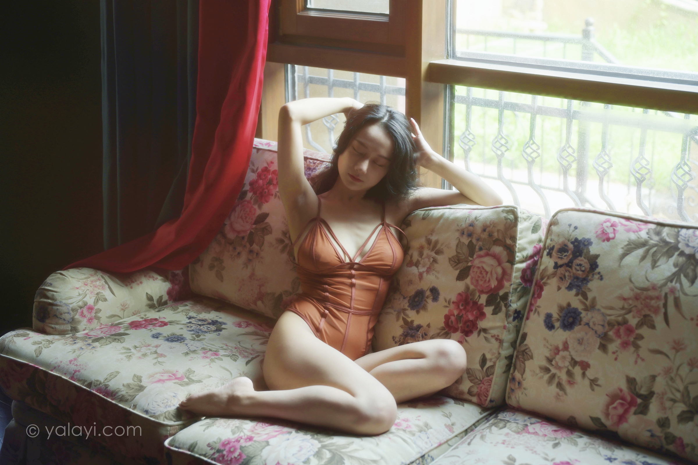 [YALAYI雅拉伊]2022.07.26 忆往昔 何嘉颖 橙色吊带连体内衣性感私房写真集第10张