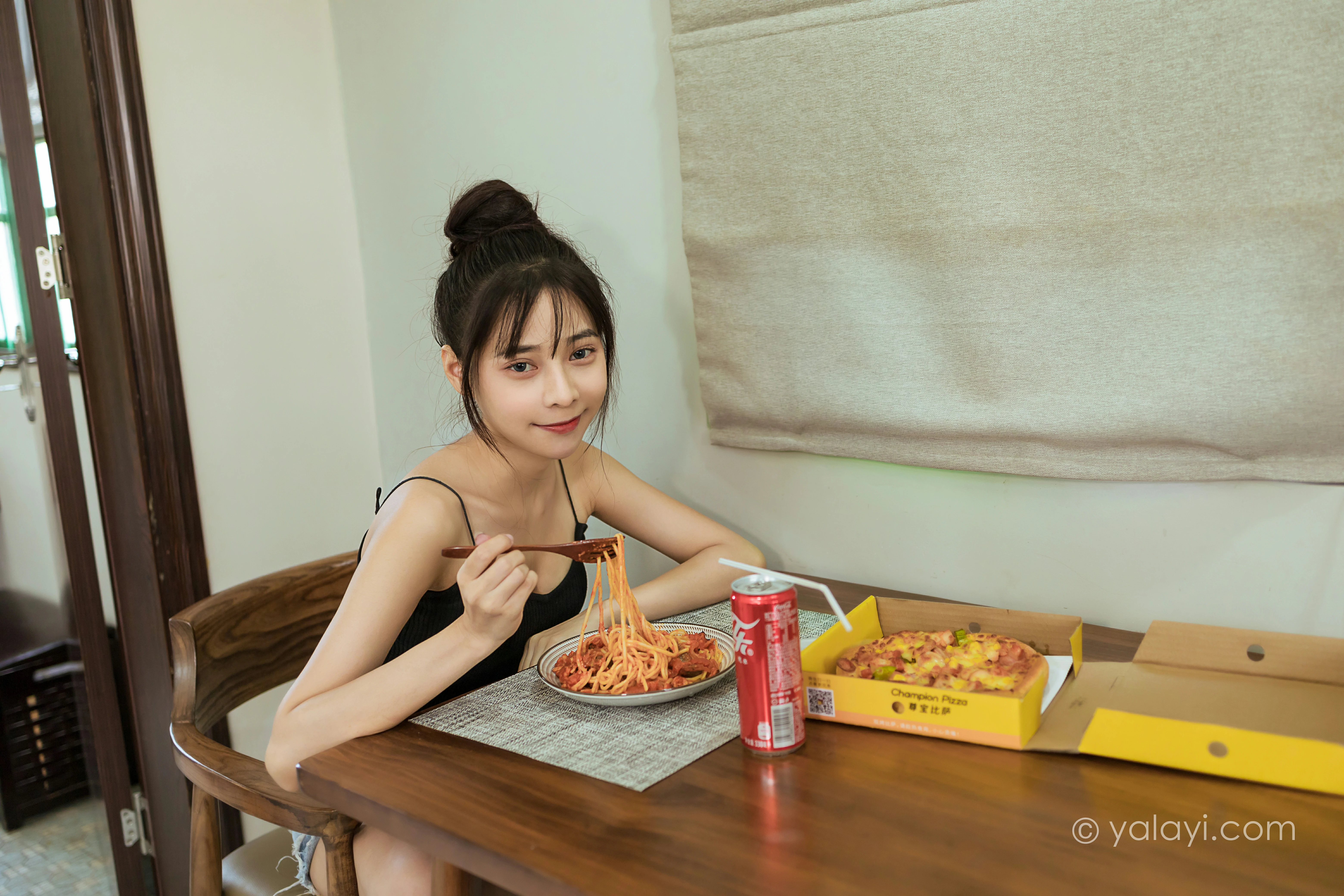 [YALAYI雅拉伊]NO.836 日常 诗咏 黑色性感小背心加牛仔热裤清纯可爱写真集第1张