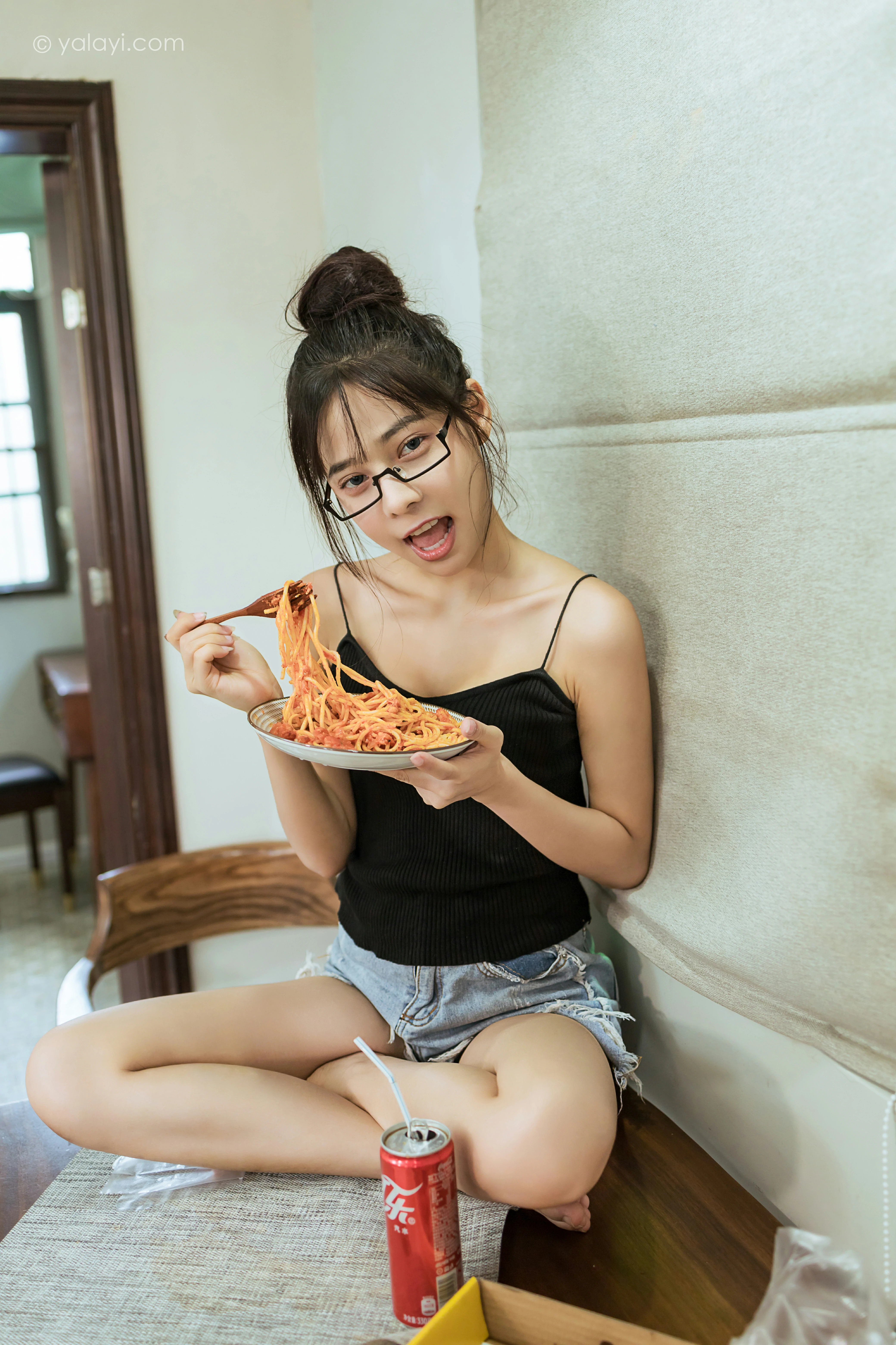 [YALAYI雅拉伊]NO.836 日常 诗咏 黑色性感小背心加牛仔热裤清纯可爱写真集第8张