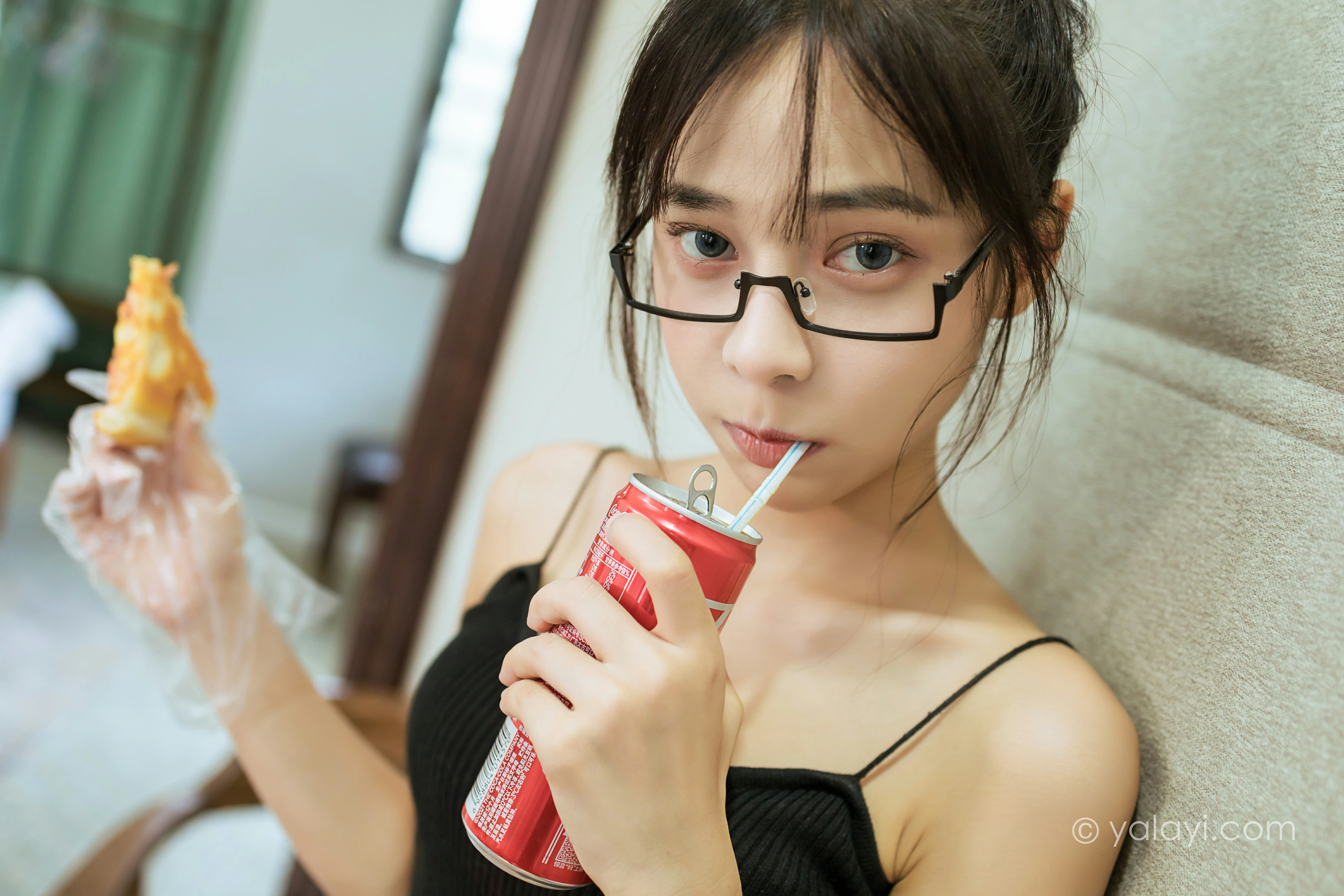 [YALAYI雅拉伊]NO.836 日常 诗咏 黑色性感小背心加牛仔热裤清纯可爱写真集第7张