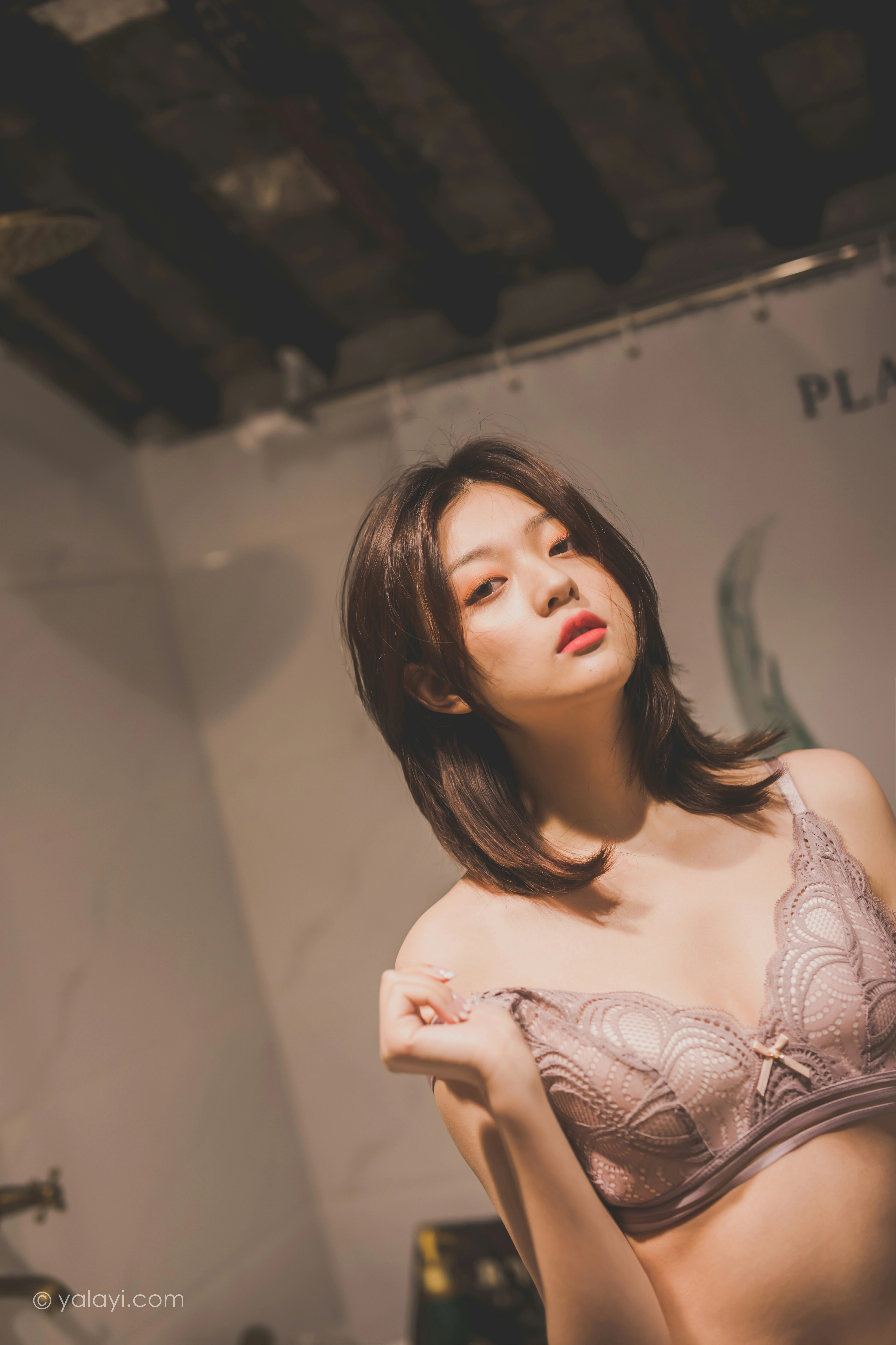 [YALAYI雅拉伊]NO.814 一个人的旅行 真真 粉色蕾丝性感内衣居家私房写真集第7张