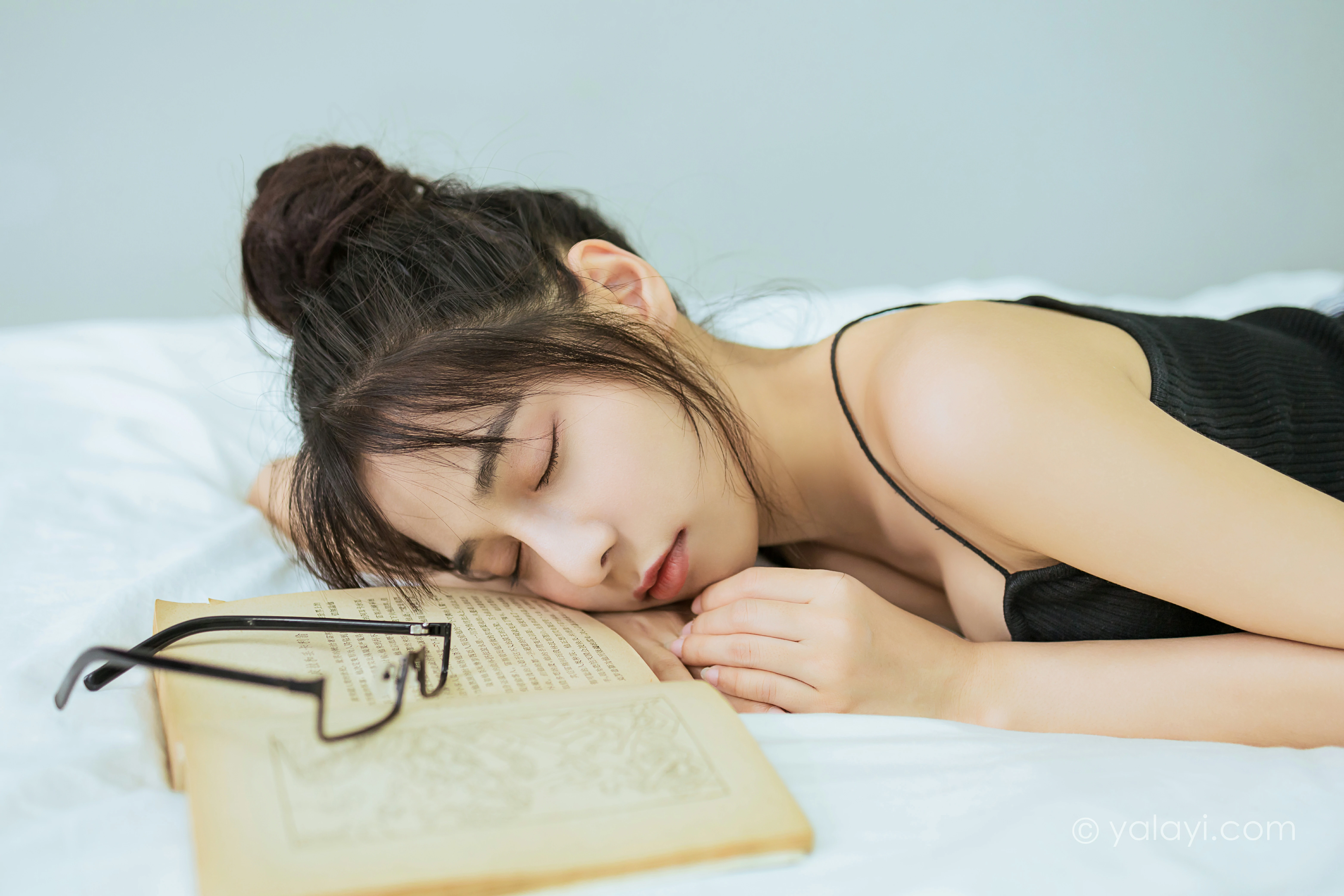 [YALAYI雅拉伊]NO.836 日常 诗咏 黑色性感小背心加牛仔热裤清纯可爱写真集第10张