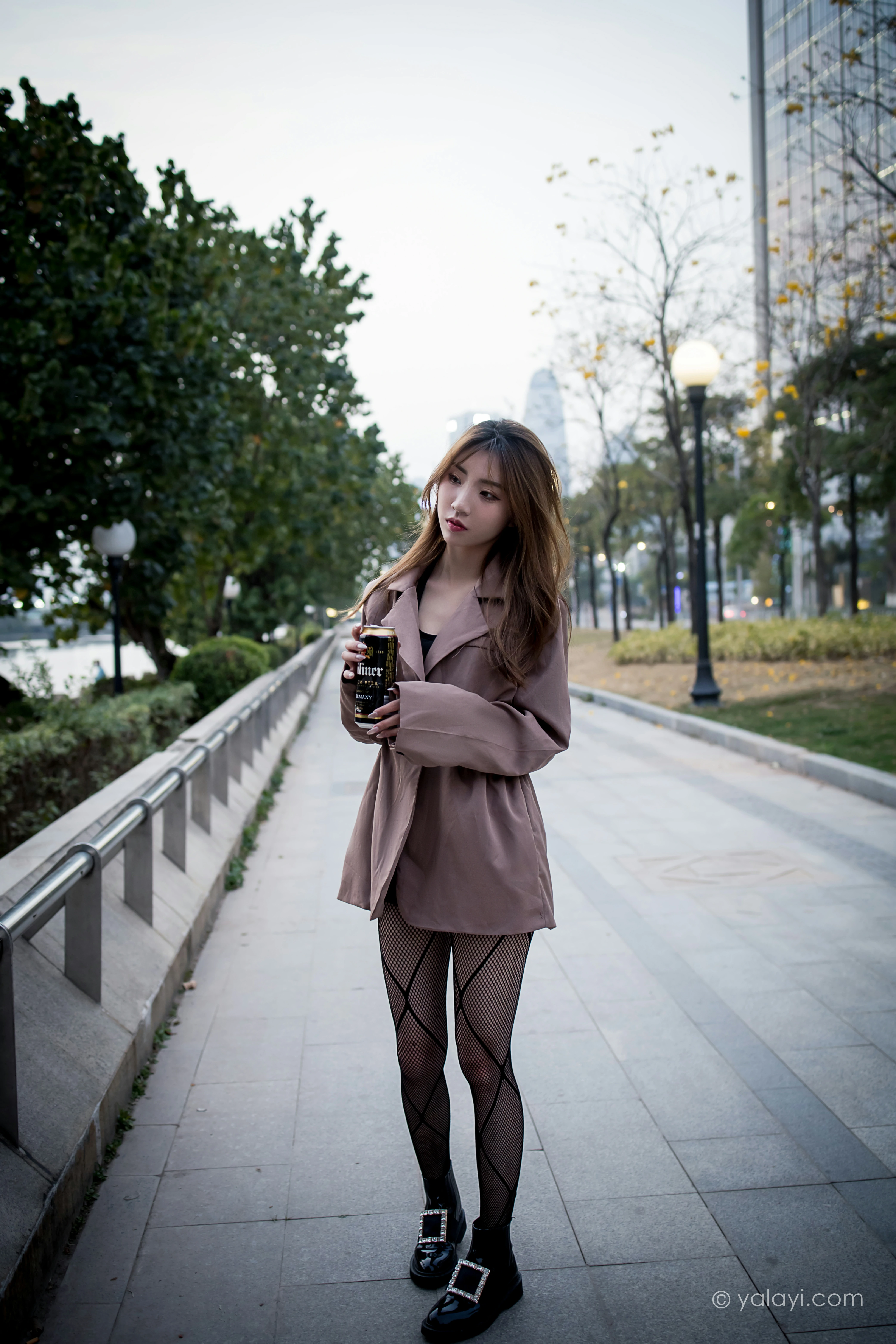 [YALAYI雅拉伊]NO.773 驶出伤城 小乔 粉色连身风衣加黑色情趣渔网袜性感写真集第8张