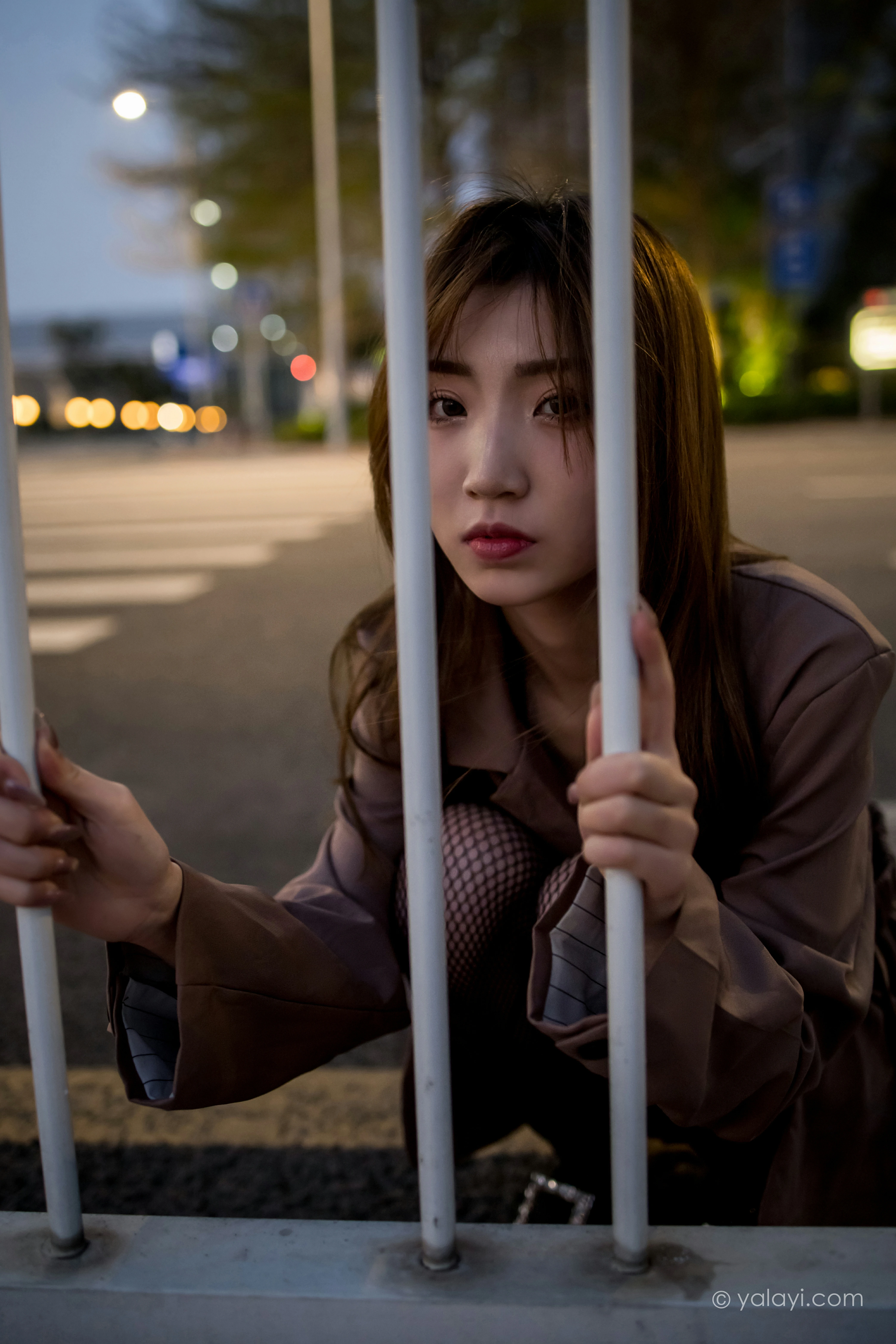 [YALAYI雅拉伊]NO.773 驶出伤城 小乔 粉色连身风衣加黑色情趣渔网袜性感写真集第10张