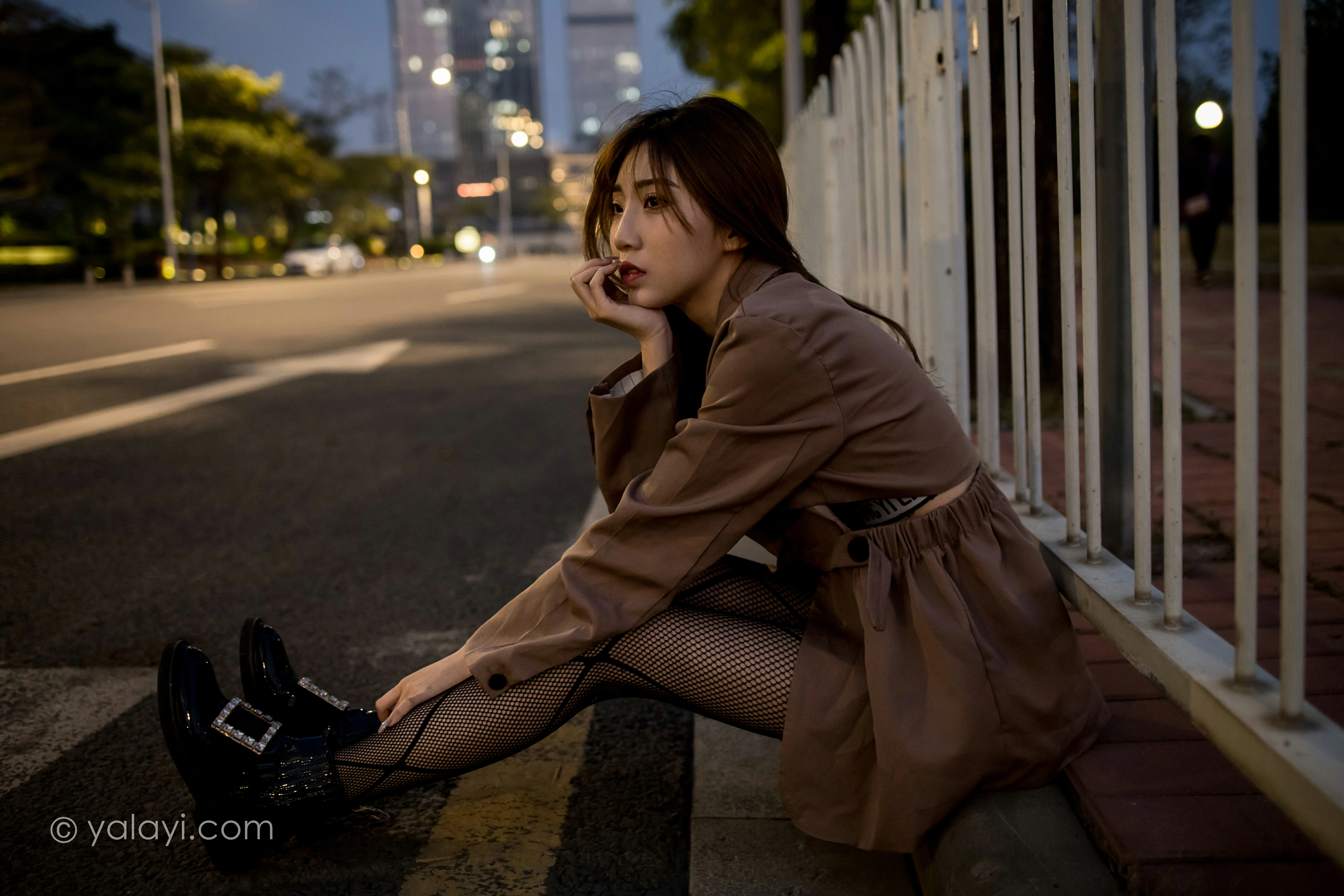 [YALAYI雅拉伊]NO.773 驶出伤城 小乔 粉色连身风衣加黑色情趣渔网袜性感写真集第11张